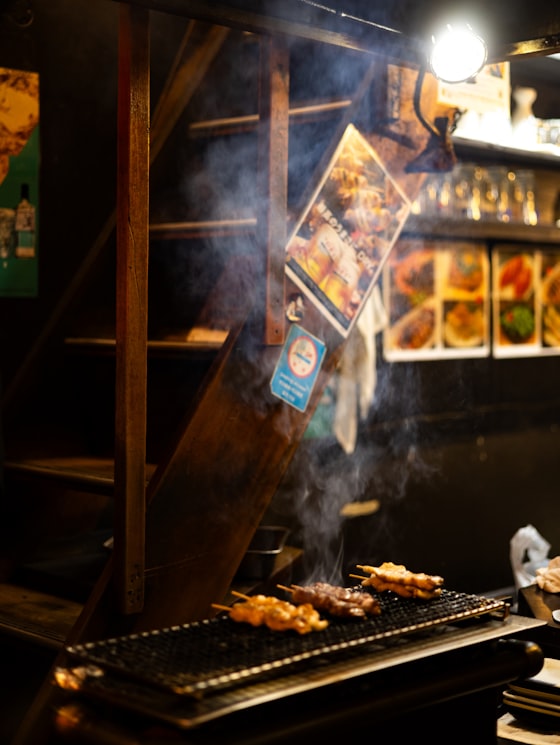 Brochettes sur le gril, la fumée du charbon