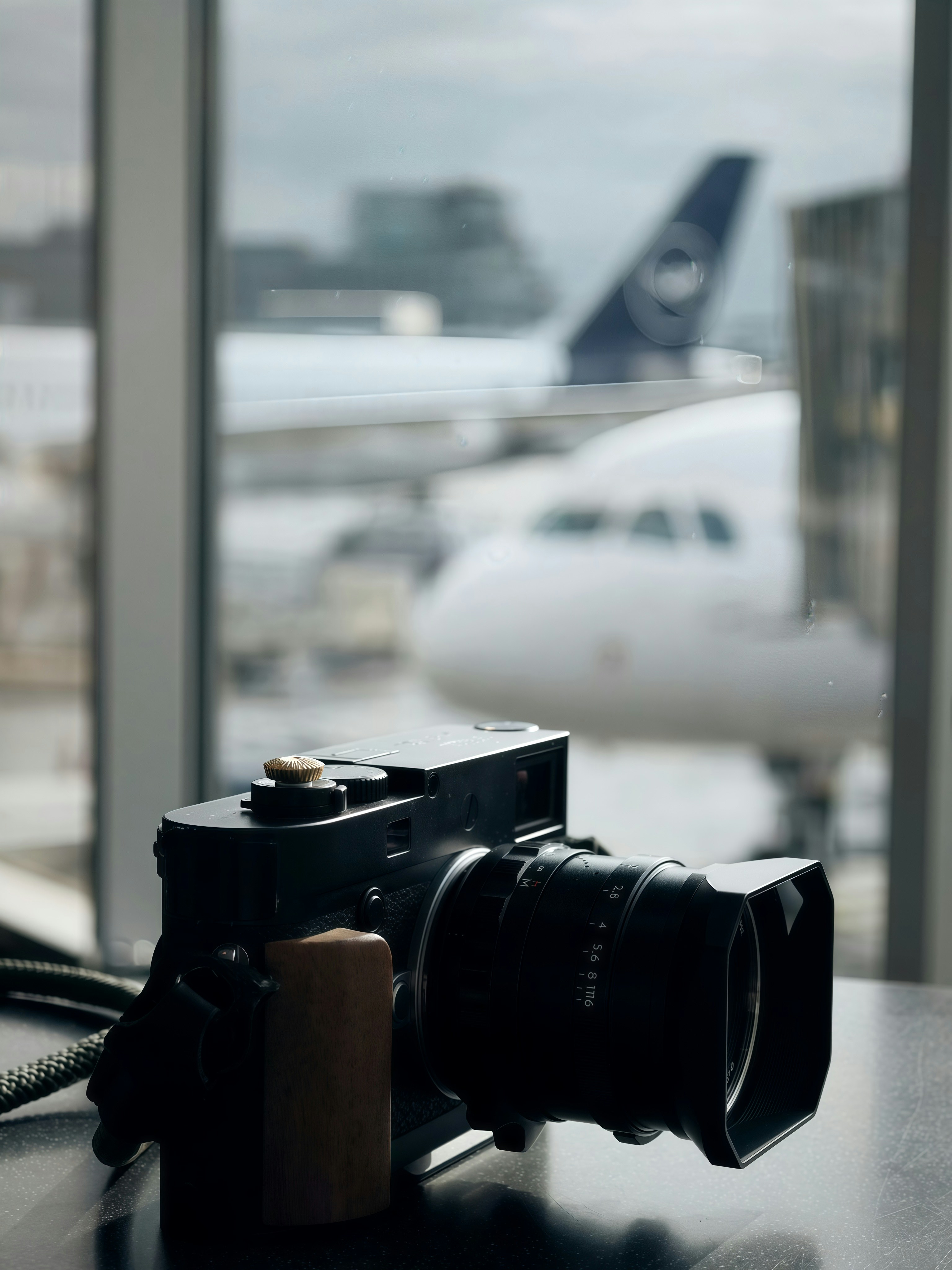 Kamera auf dem Tisch mit dem Flugzeugfenster außen
