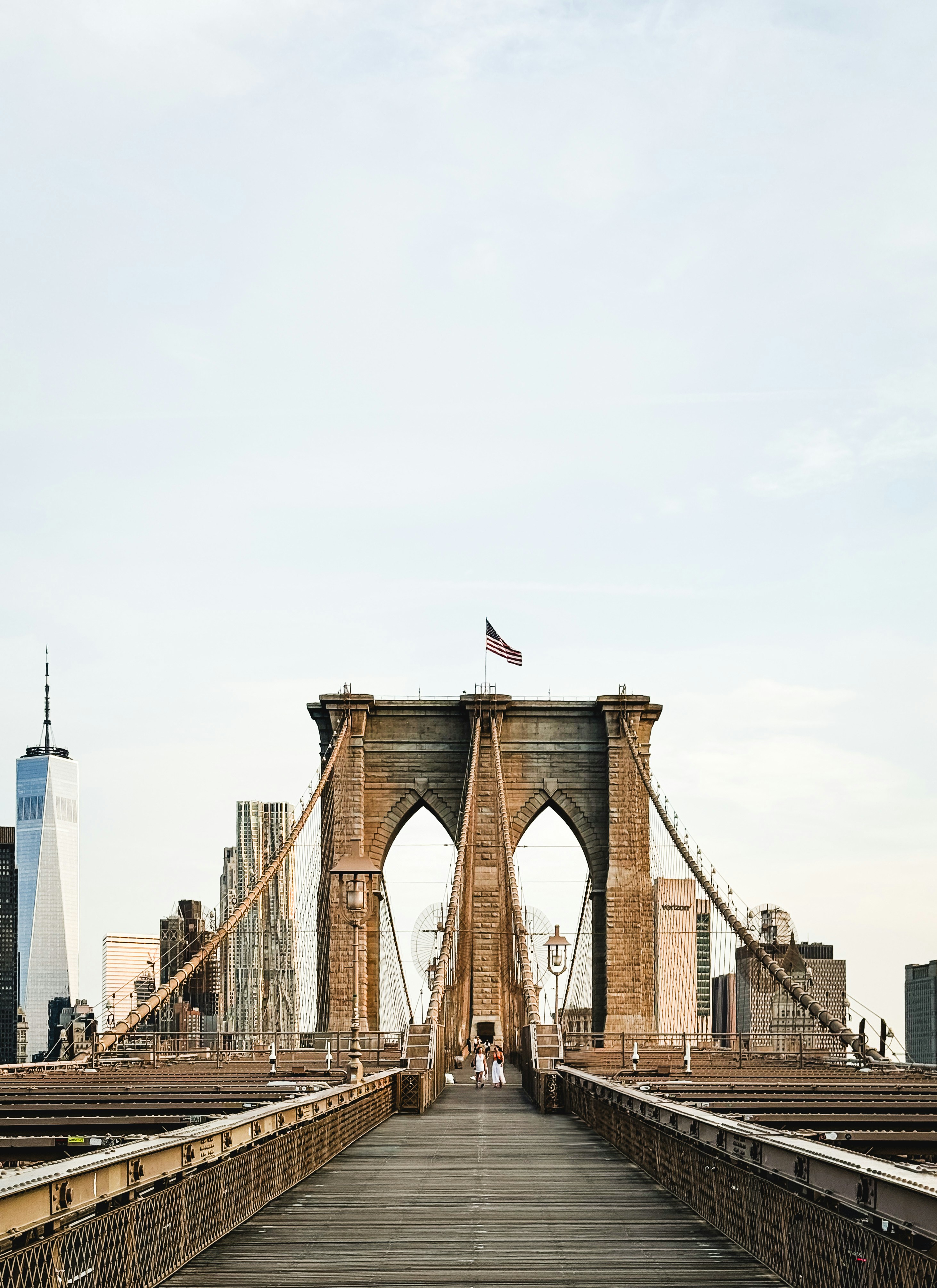Puente de Brooklyn con fondo del skyline de Nueva York