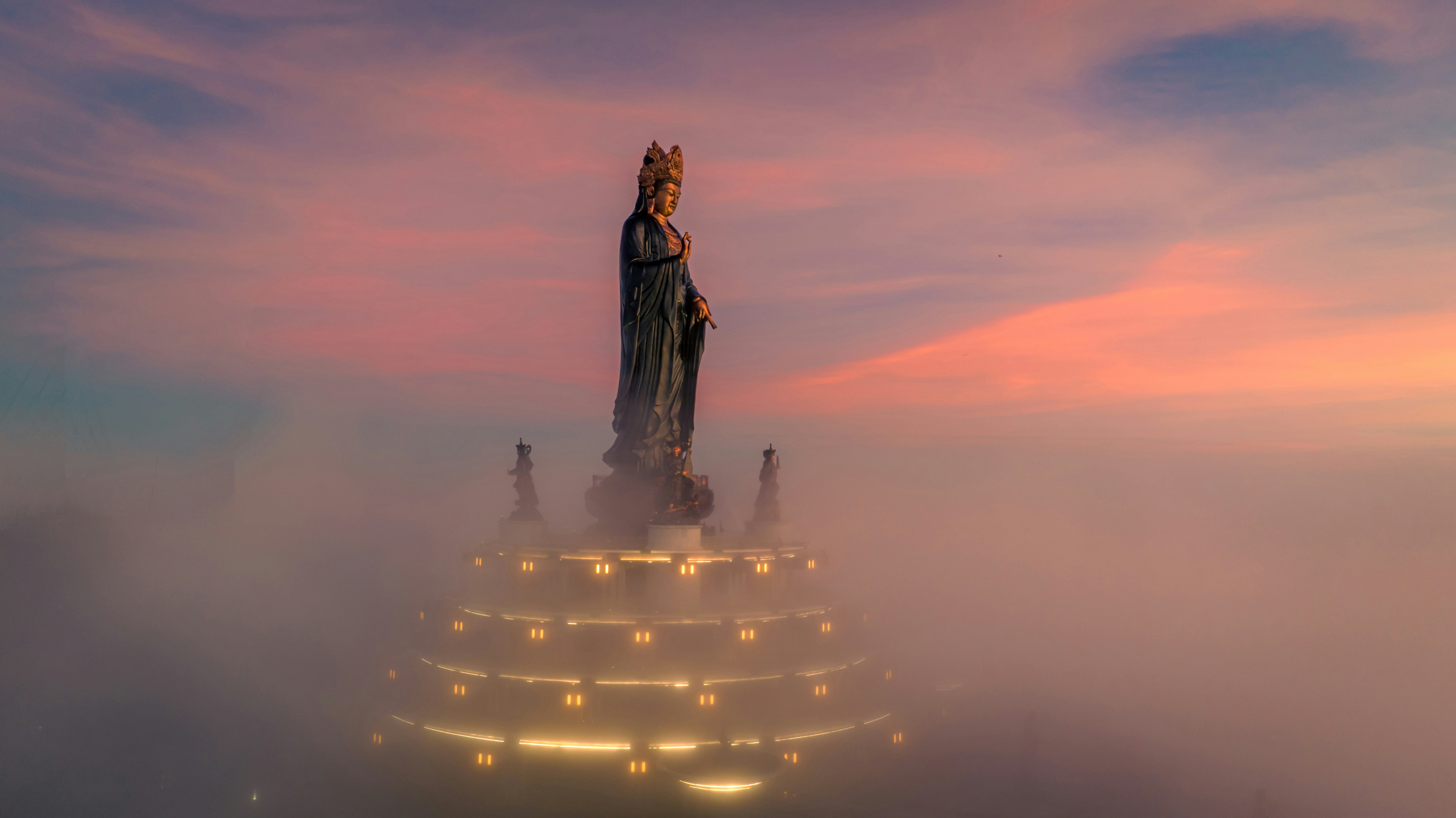 Statua che emerge dalle nuvole all'alba
