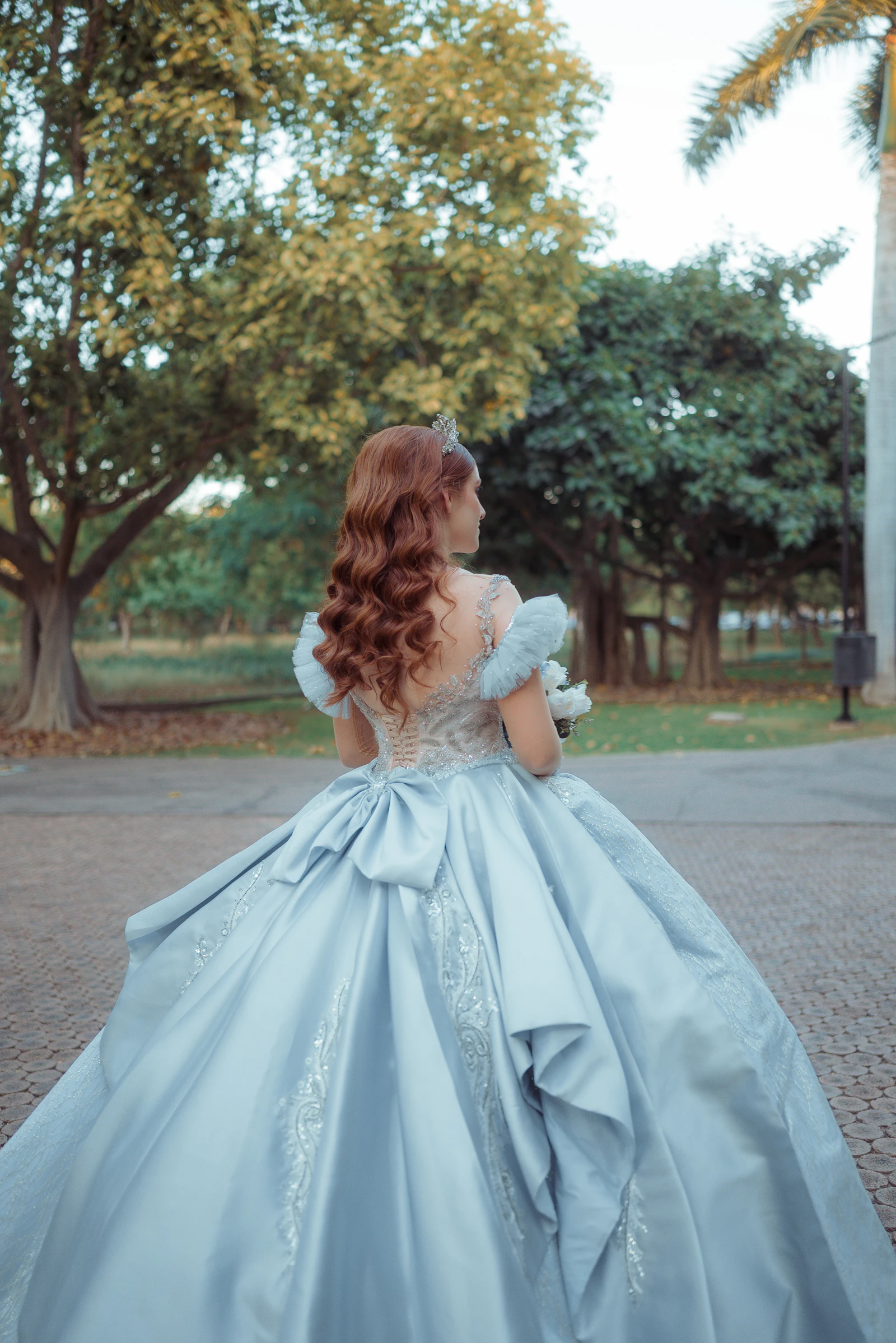 Quinceañera con vestido celeste y tiara