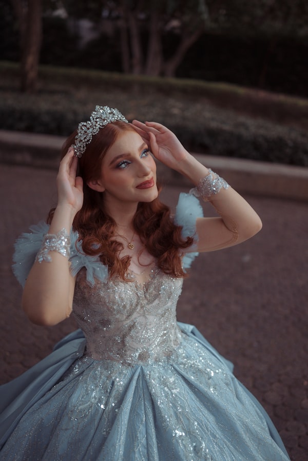 Regina Sofía ajustándose la tiara antes de la celebración