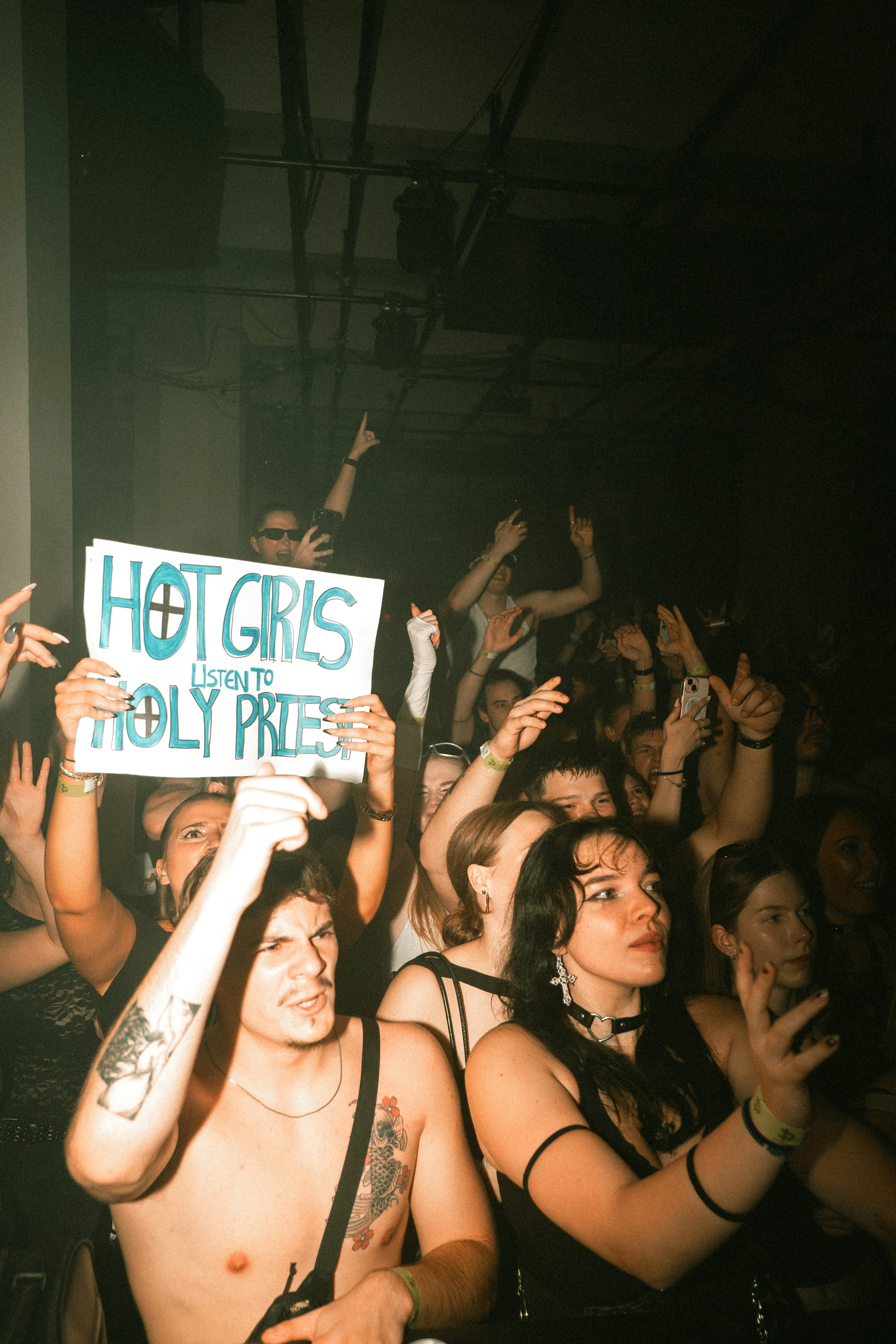 Foule à un concert tenant une pancarte