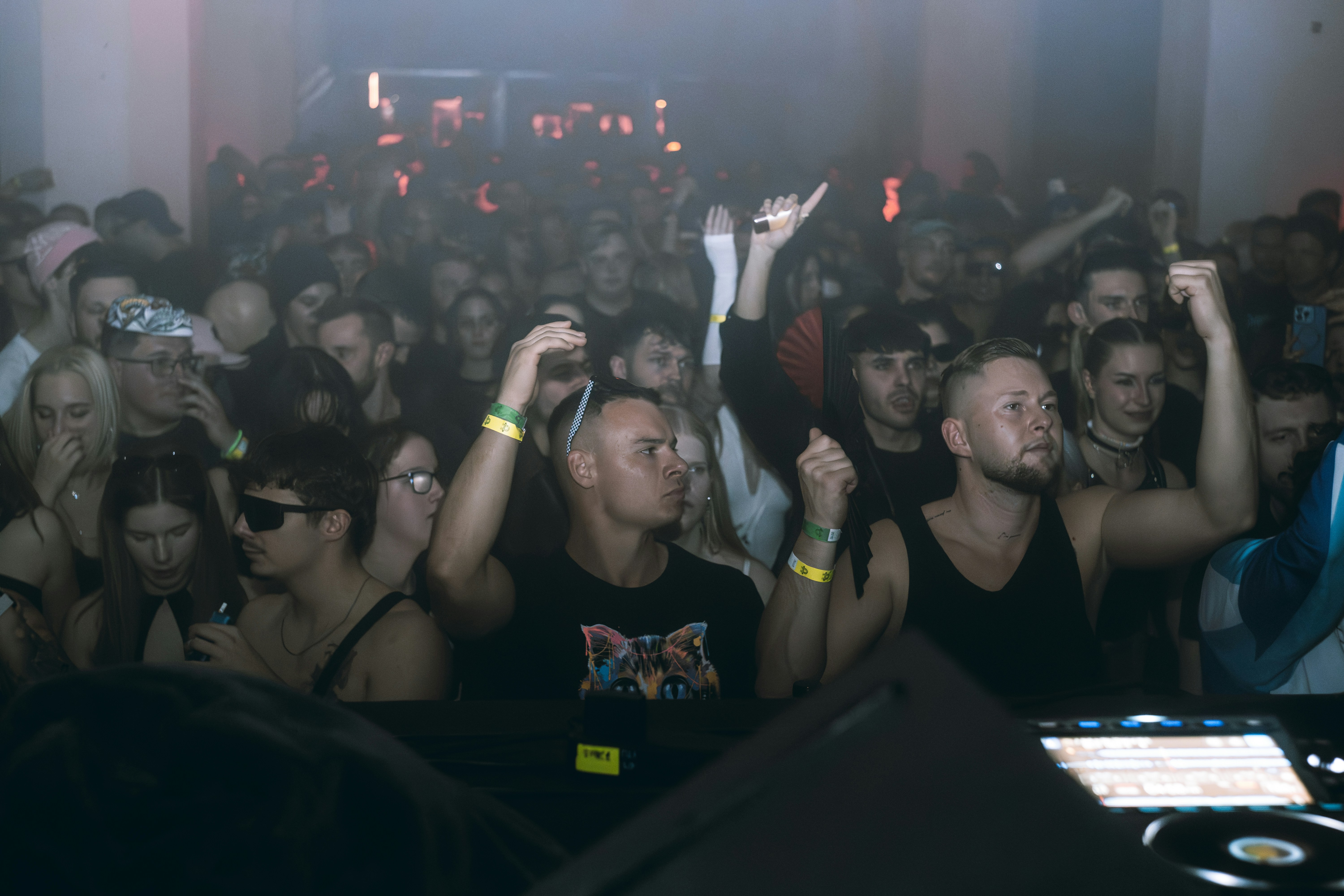 Publikum tanzt und hebt bei einem Konzert die Hände hoch