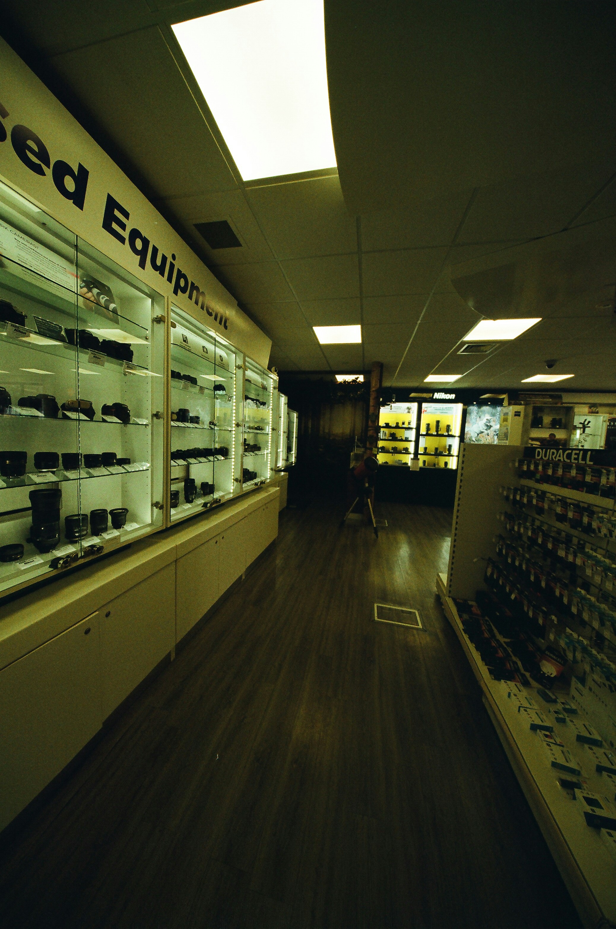 Uma imagem de uma pessoa sorrindo enquanto usa um laptop, com um fundo colorido e elementos de design