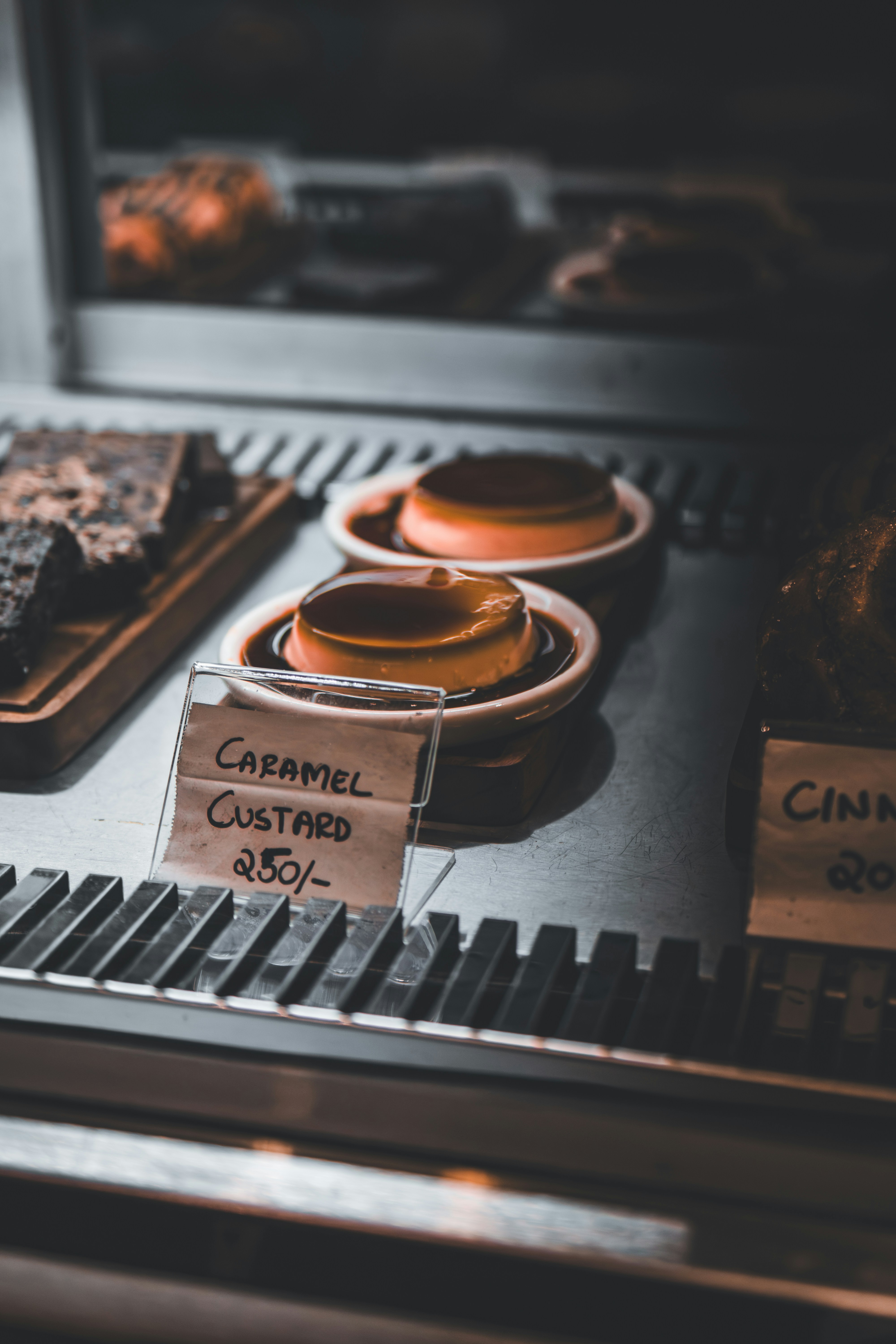 Karamell-Puddingdesserts in einer Vitrine.