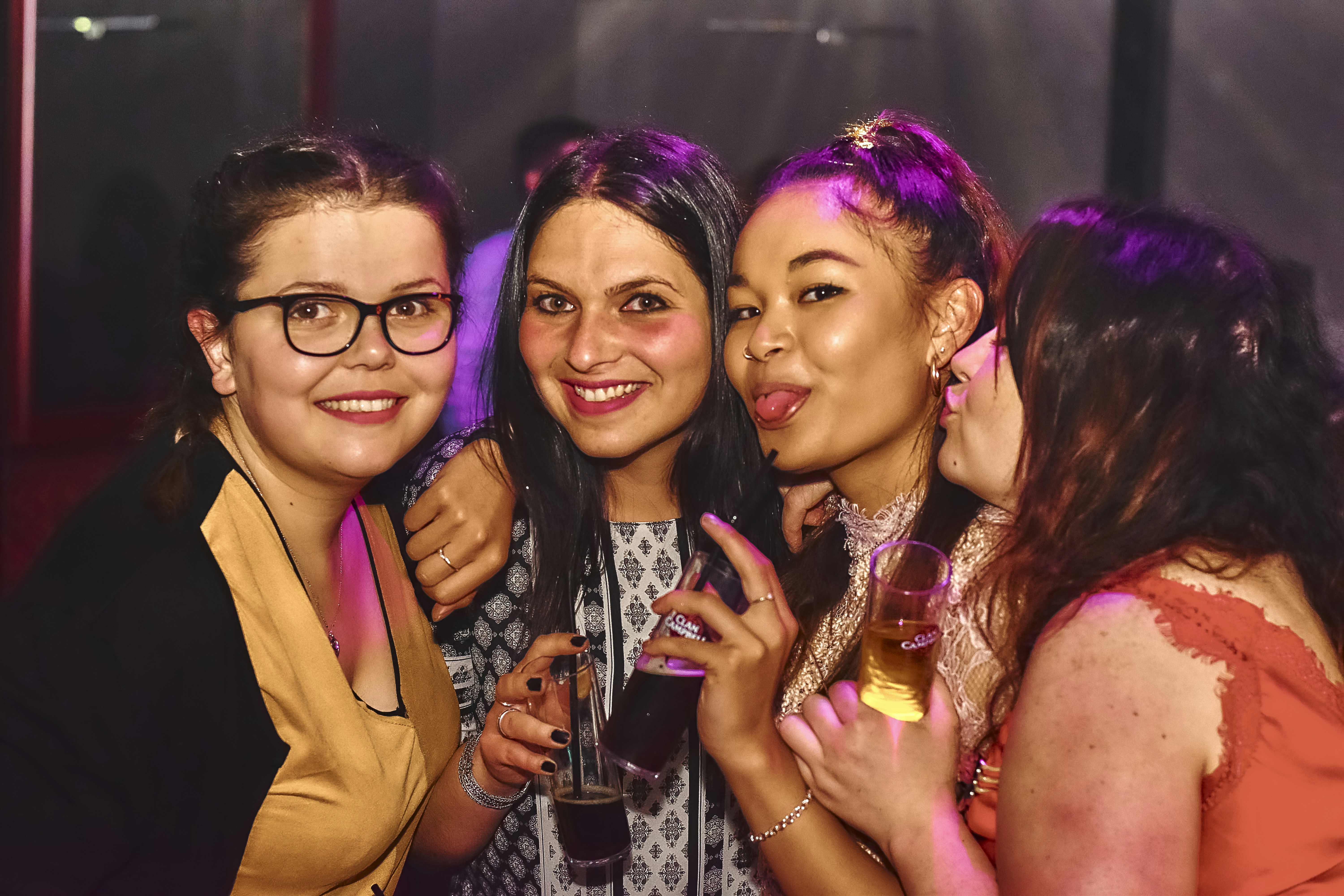 Grupo de amigos jugando girar la botella en una sala