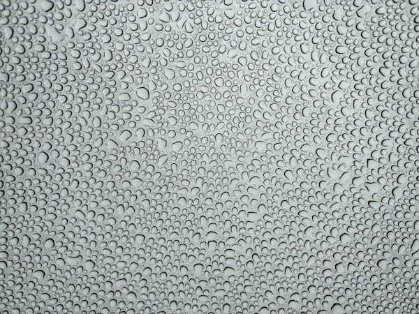 Gotas de agua sobre una superficie impermeable