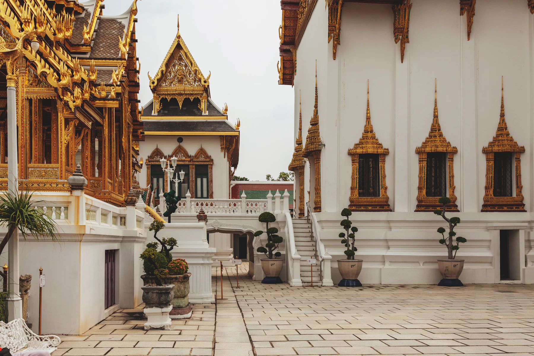 สถาปัตยกรรมไทยประดับทองภายในพระบรมมหาราชวัง