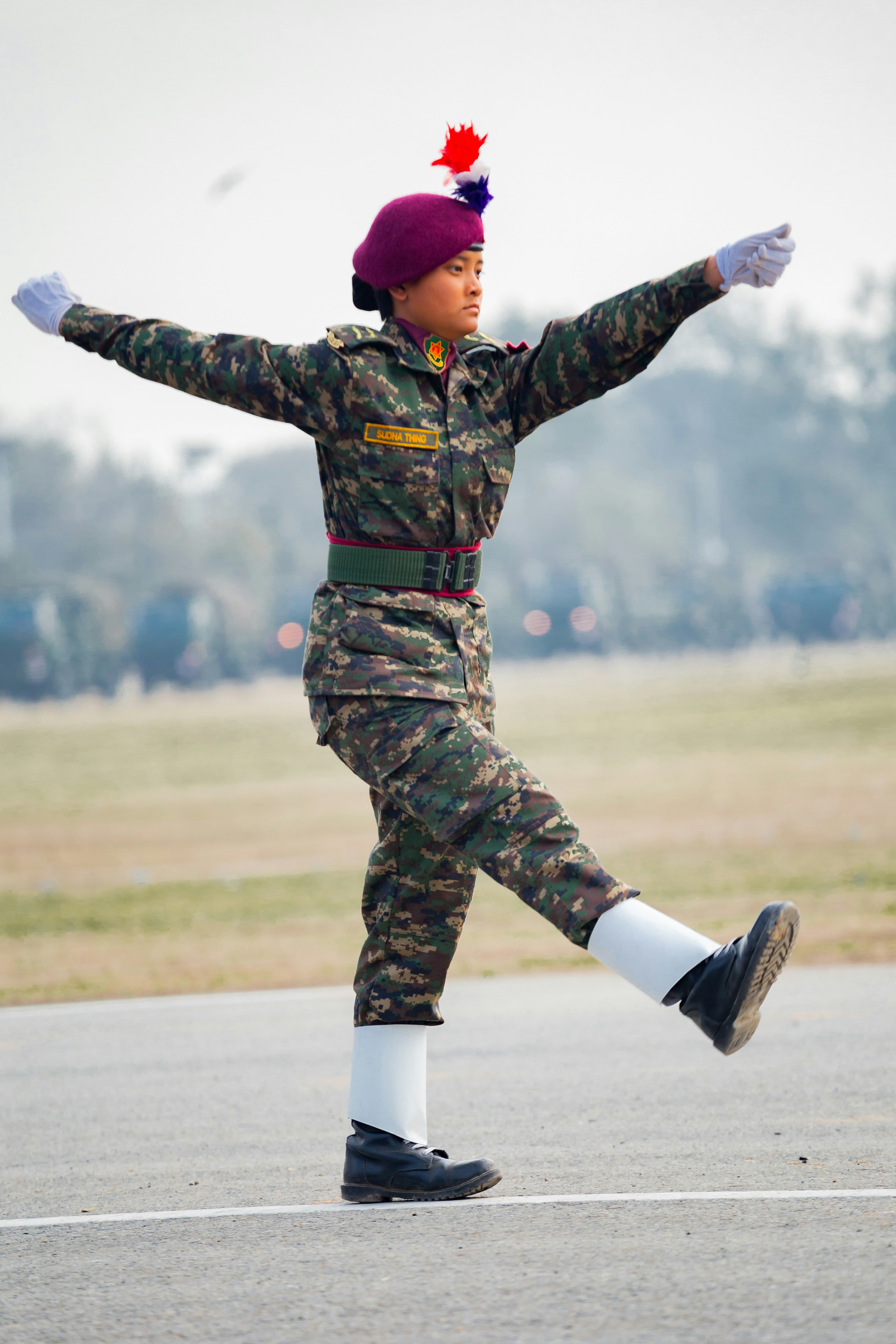 Soldat en uniforme marchant bras tendus