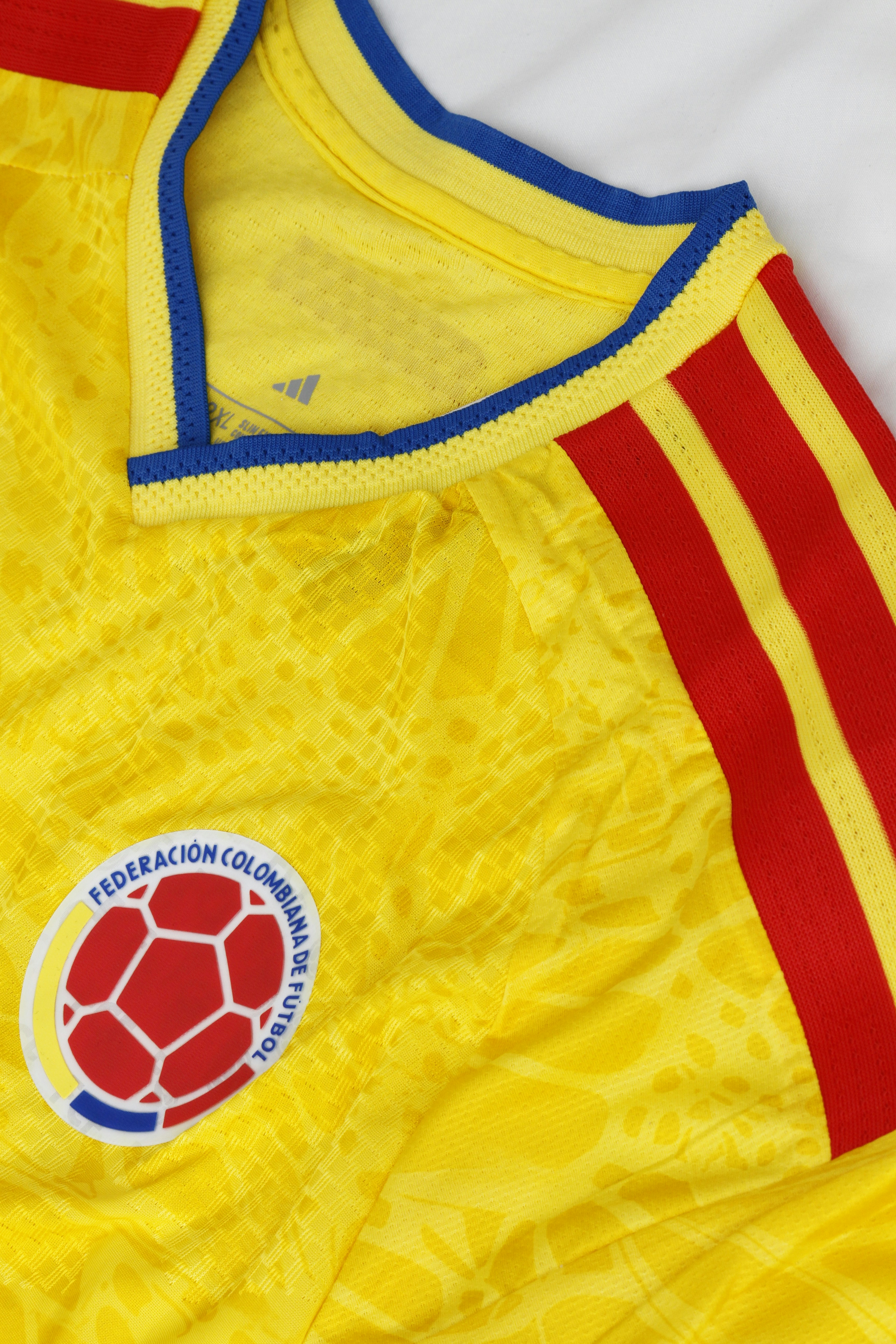 Kırmızı beyaz formalı futbolcu