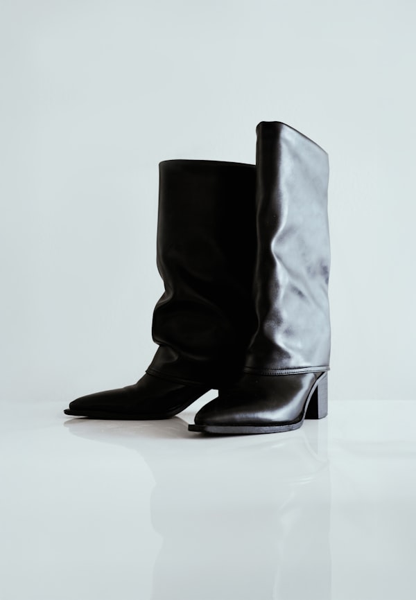 Czarne skórzane buty w ujęciu studyjnym