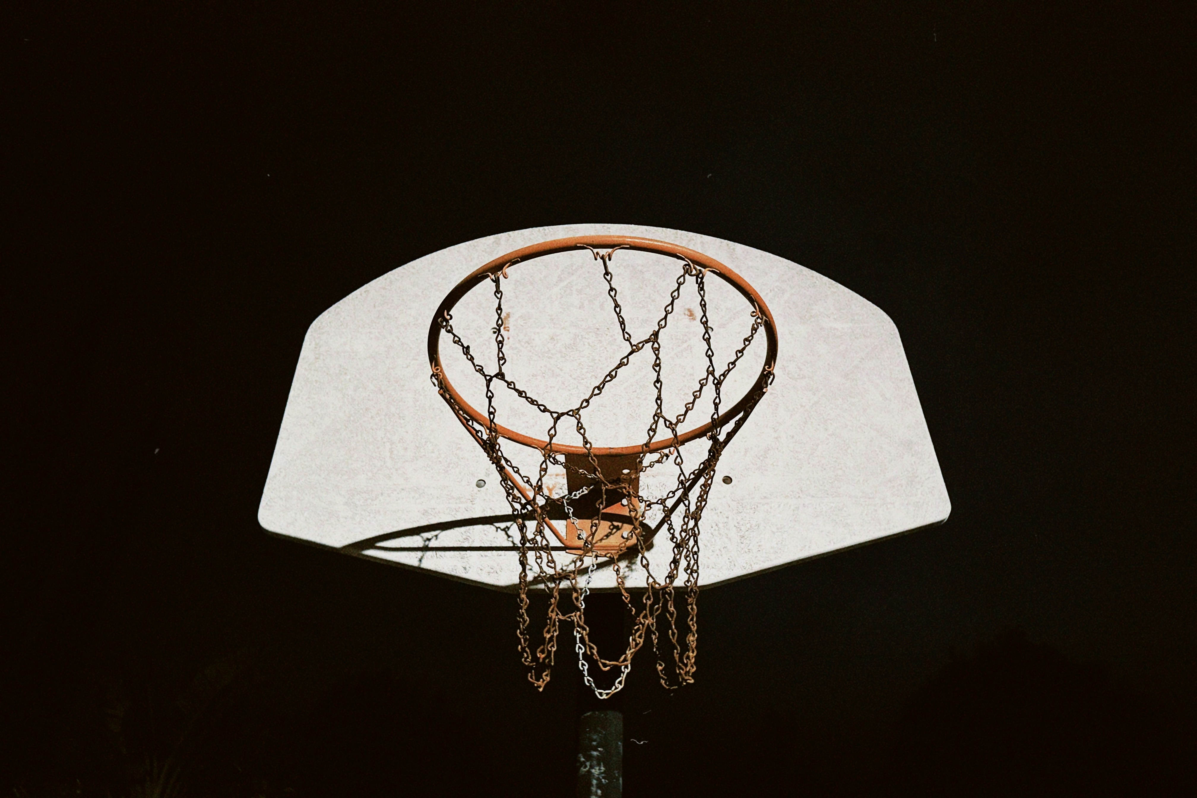 Entrenador de baloncesto dibujando una jugada en la pizarra
