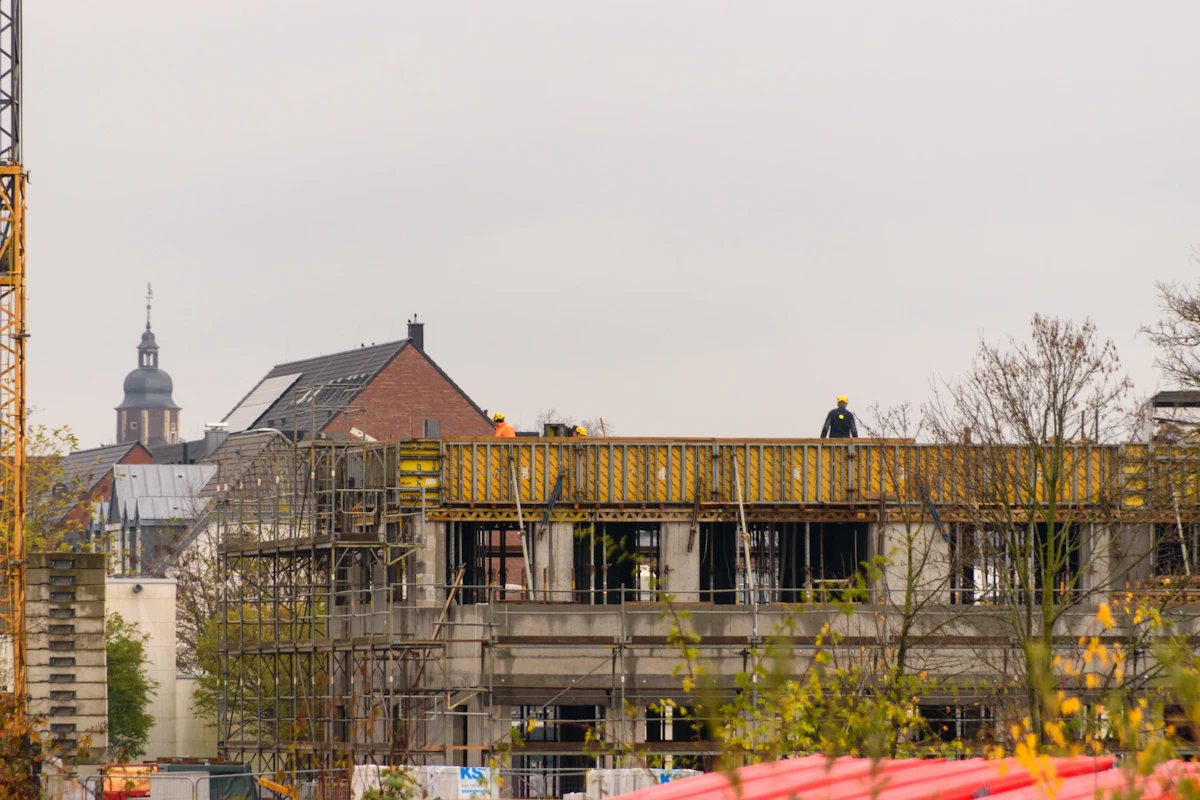 Baustelle mit Rohbau und Kran — Baubegleitung