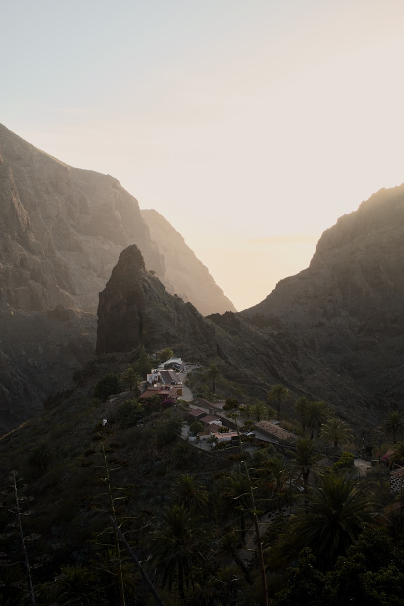 Un pequeño pueblo enclavado en un paisaje montañoso espectacular al atardecer.