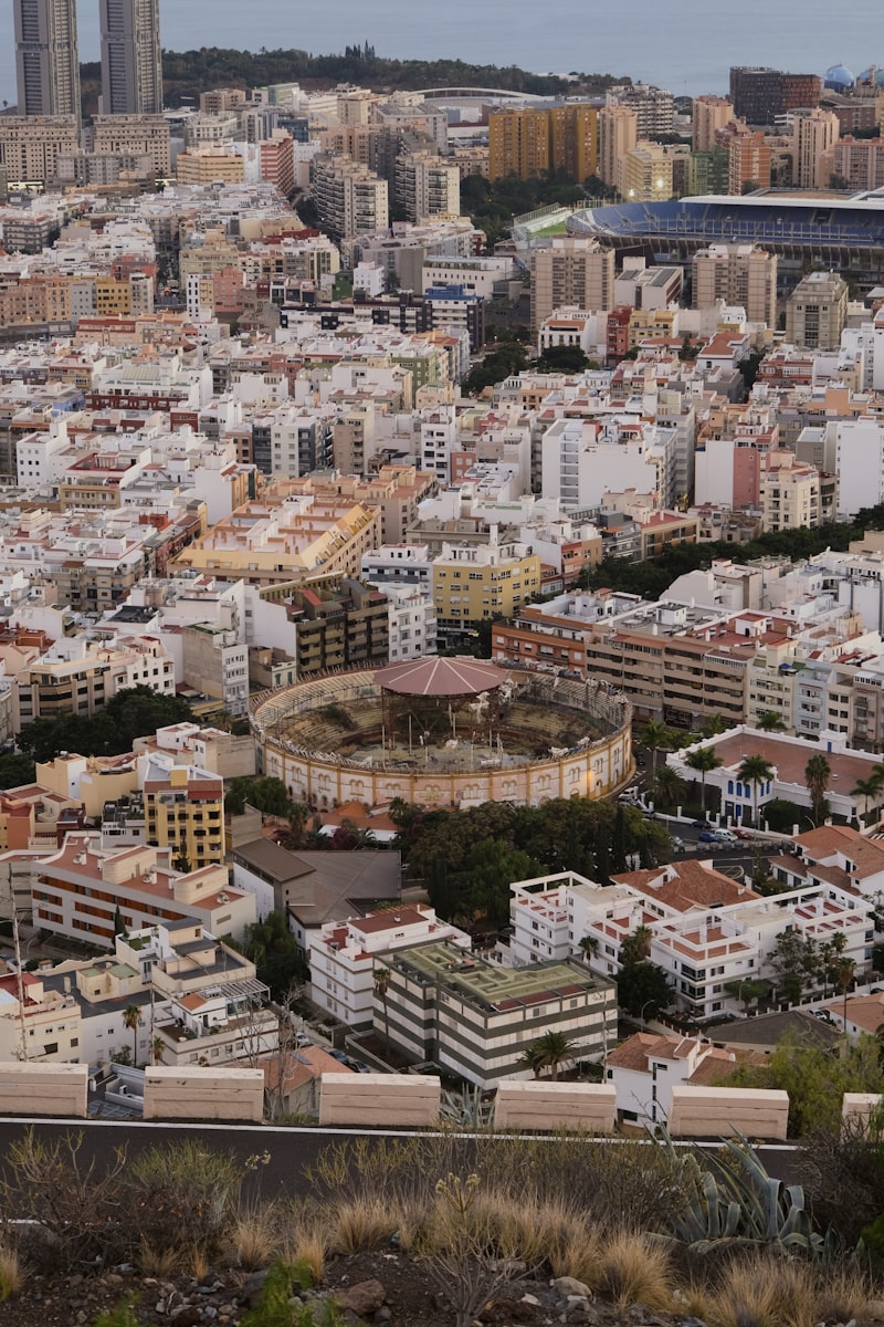 Vista aérea de un denso paisaje urbano con el centro de la plaza de toros.