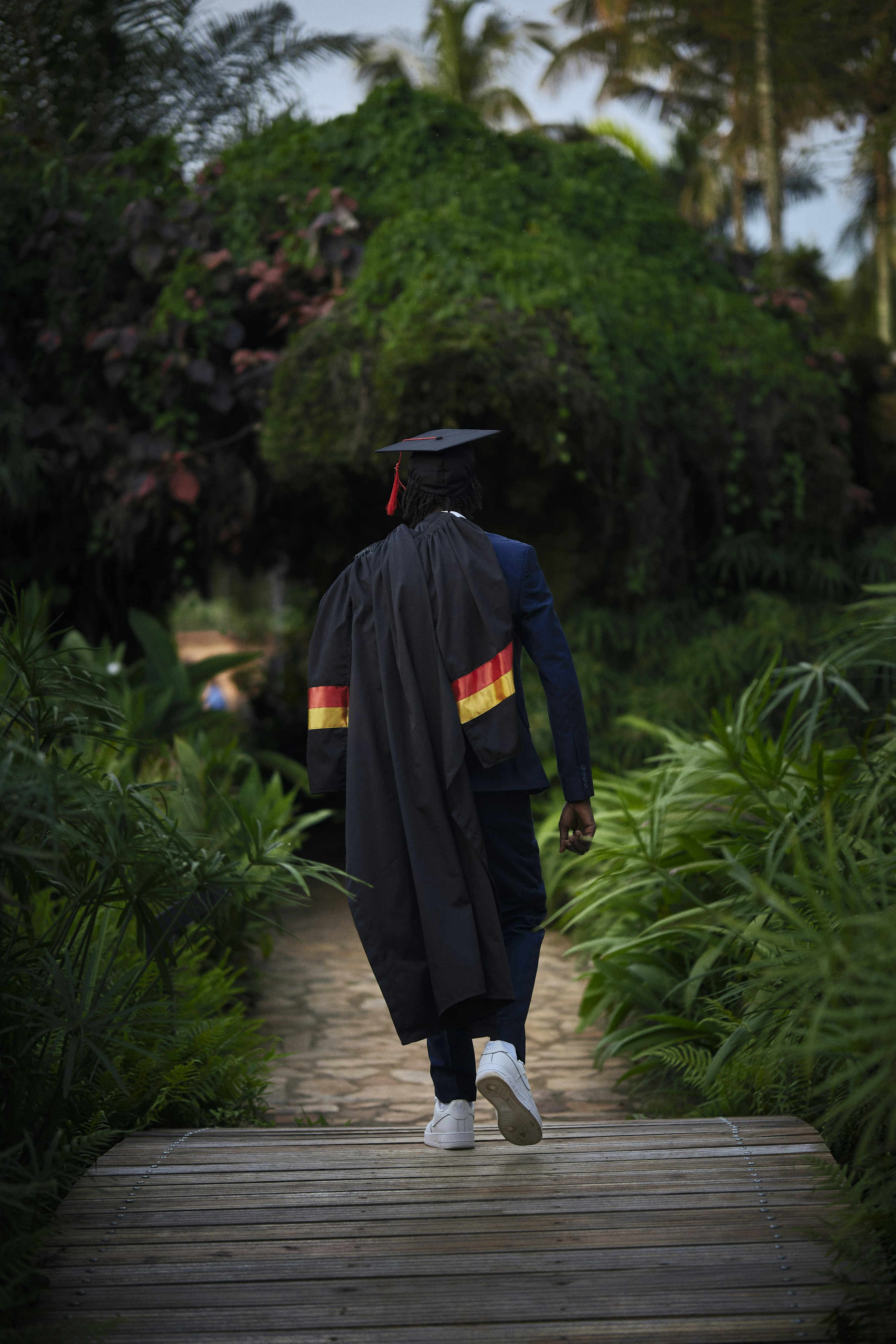 Un homme en robe de graduation et casquette photo – Image gratuite de  Graduation sur Unsplash, image size:3000x4499