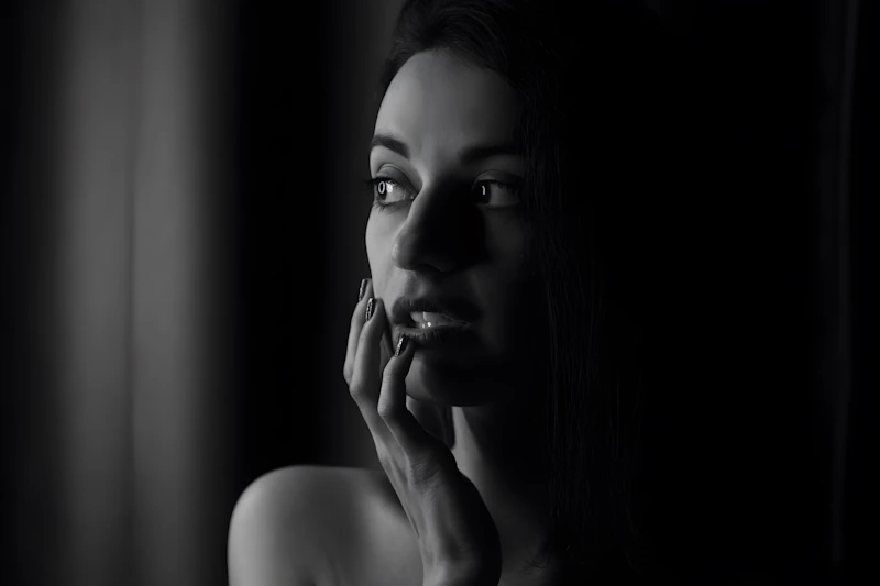 Nachdenkliche und schöne Frau wartet auf ihren Partner