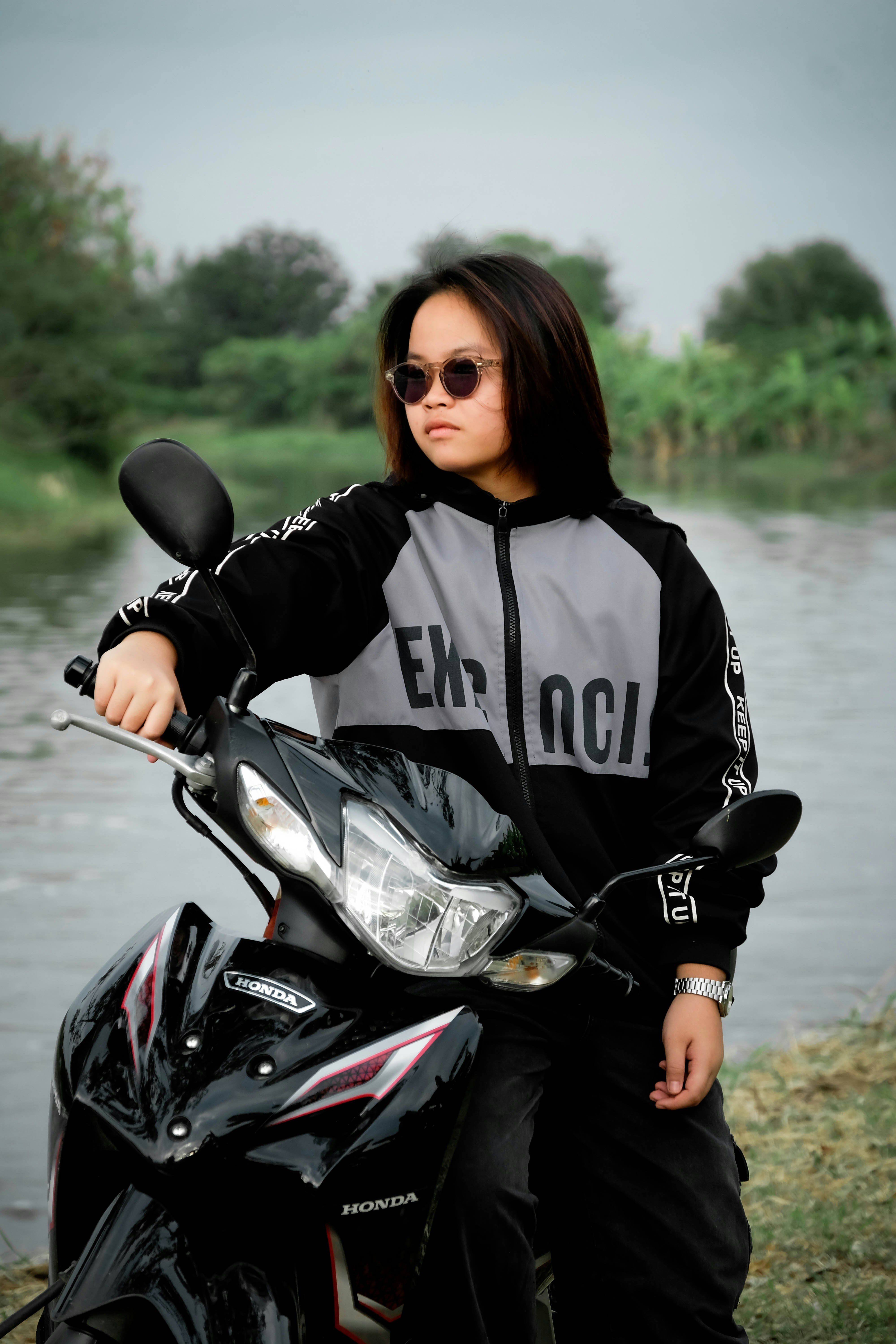 Joven en moto junto al agua