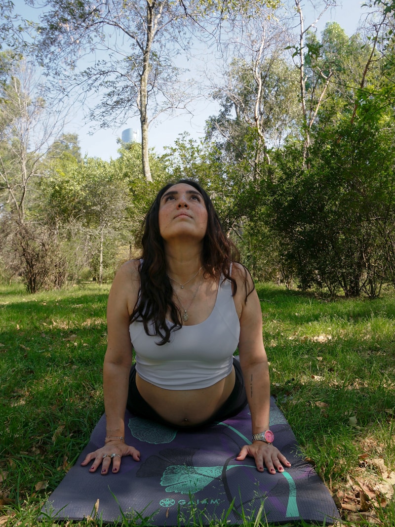 Donna pratica yoga all'aperto