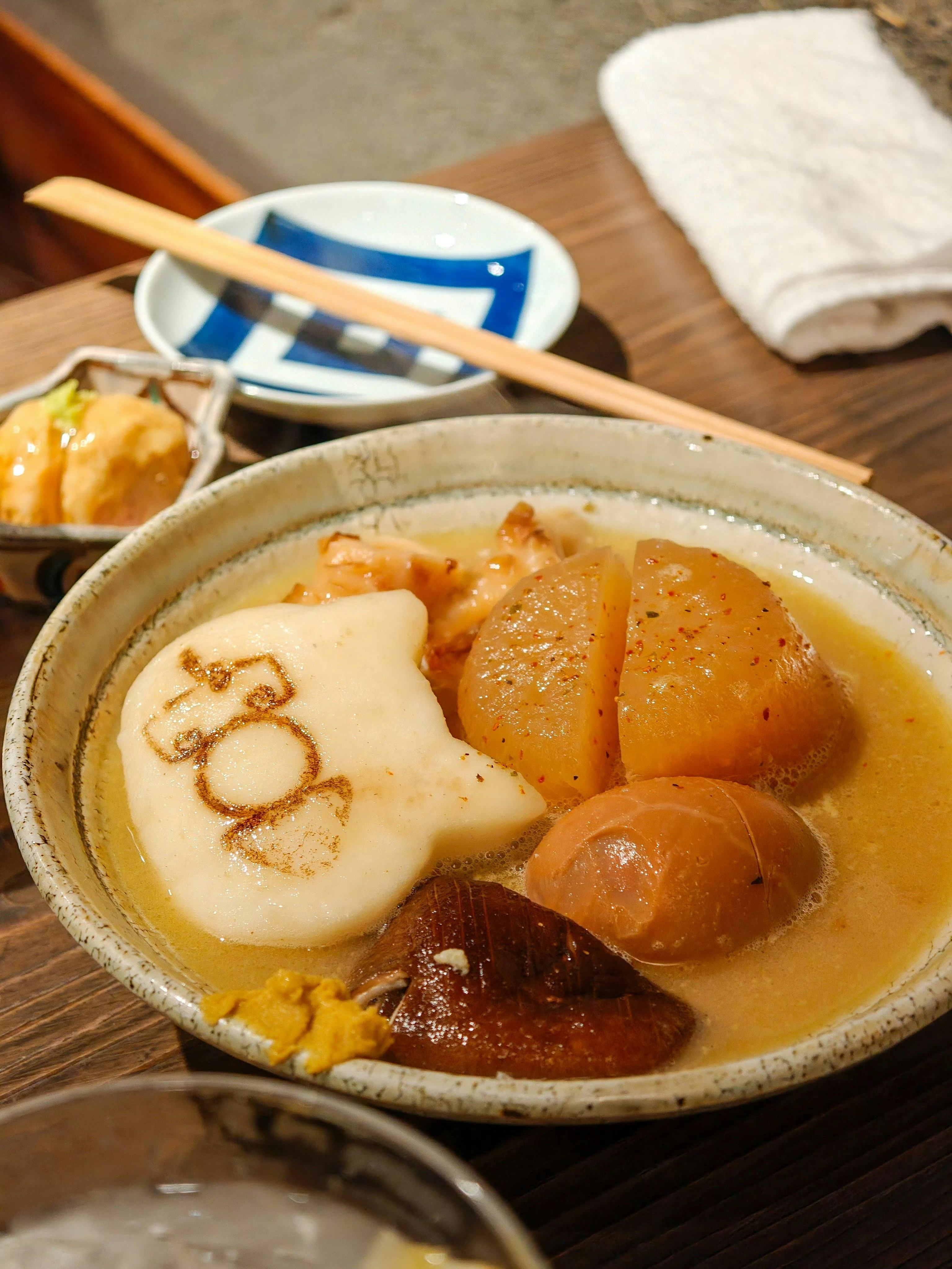 おでん煮に大根、魚のすり身、香茸。
