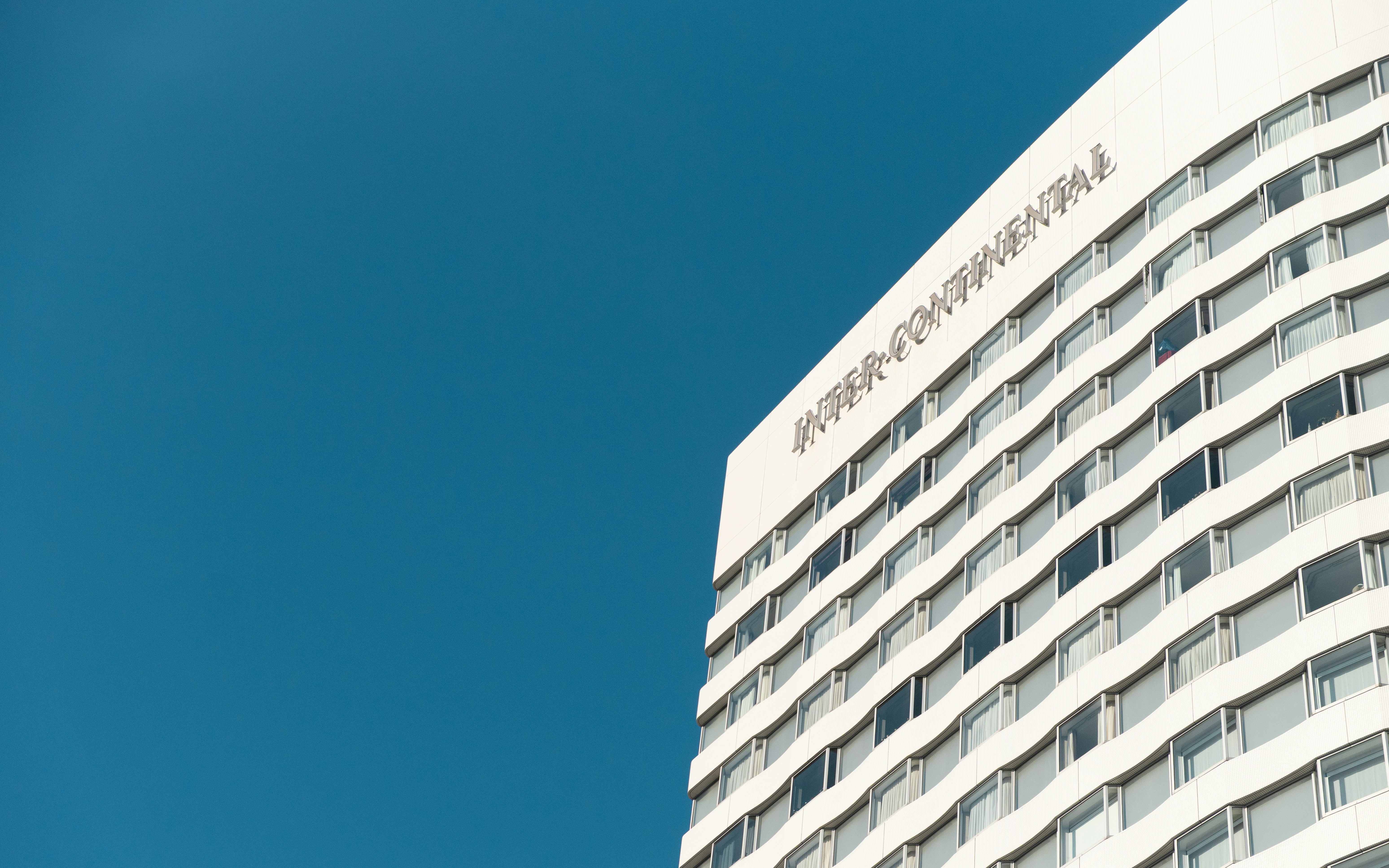 مبنى فندق حديث