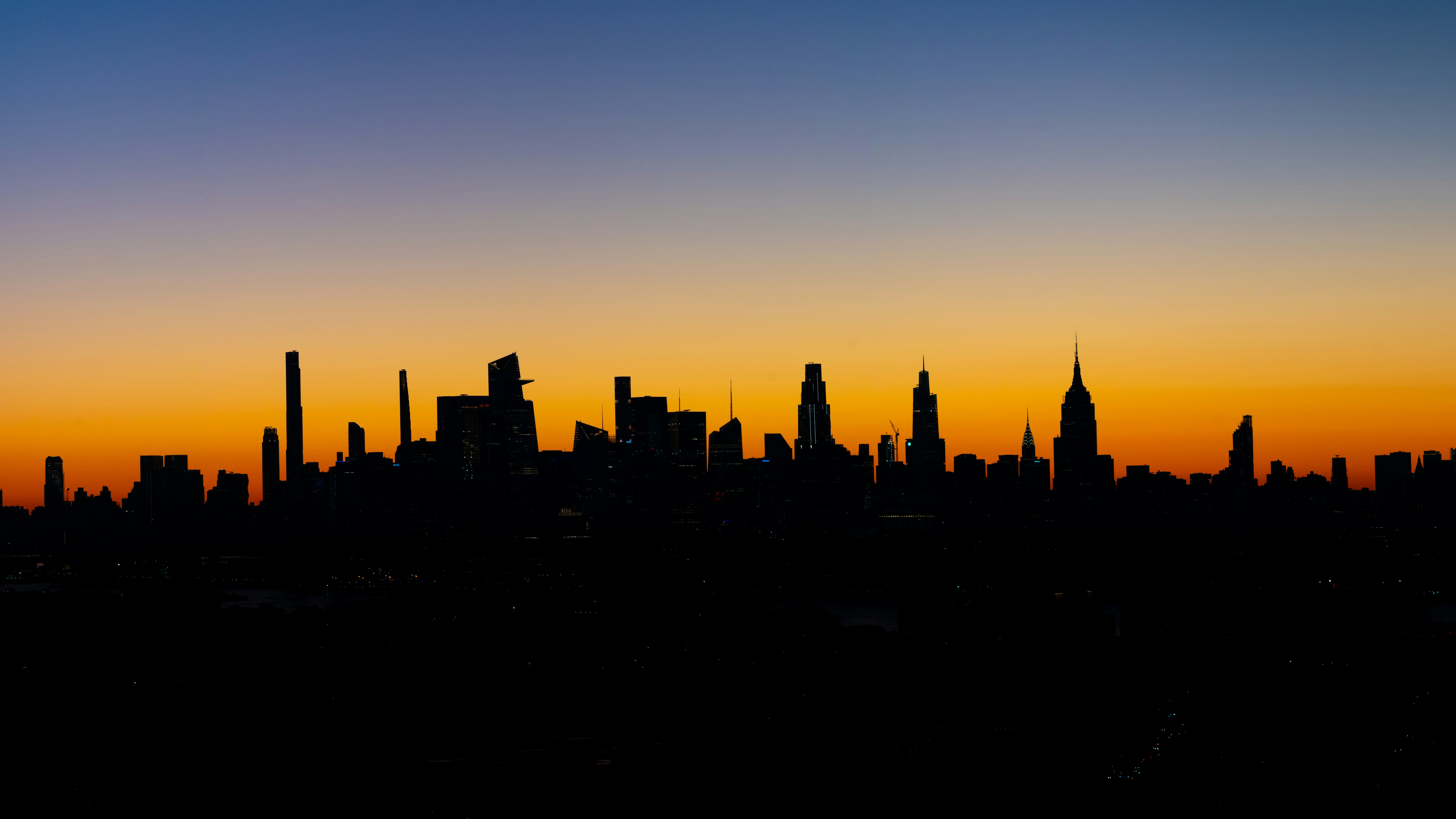 Stadtsilhouette bei Sonnenaufgang oder Sonnenuntergang.
