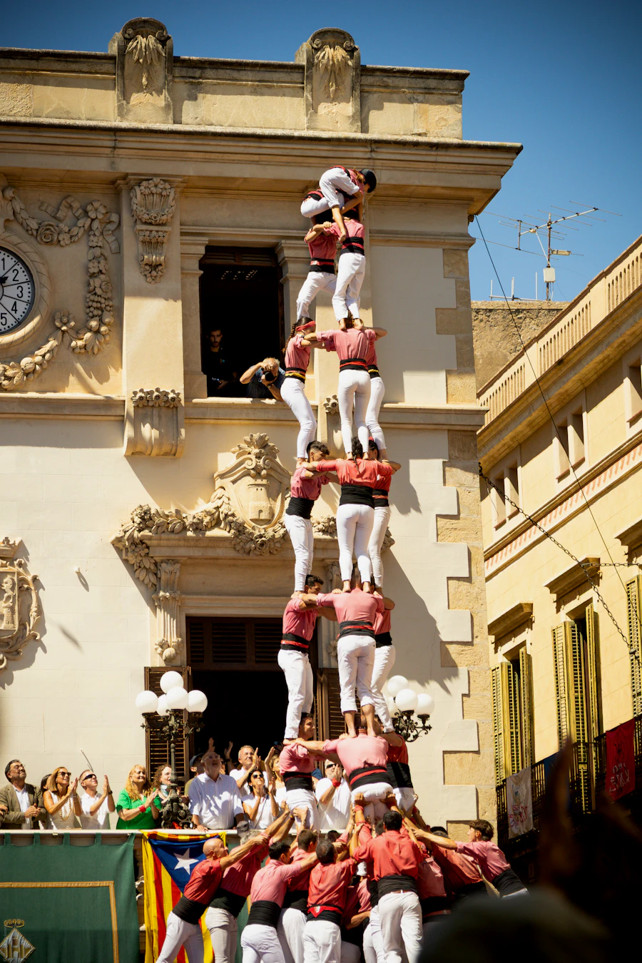 Castellers davant d'un edifici