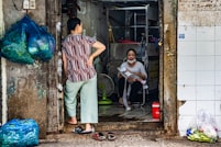 Agent MTN MoMo dans un centre de service avec panneaux du logo MTN