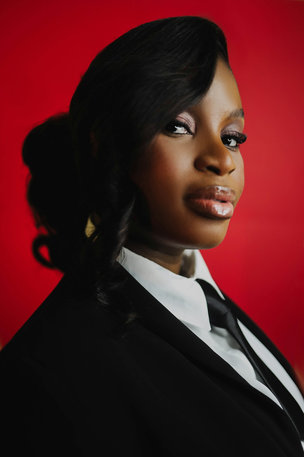 Mère travaillant à domicile sur son ordinateur