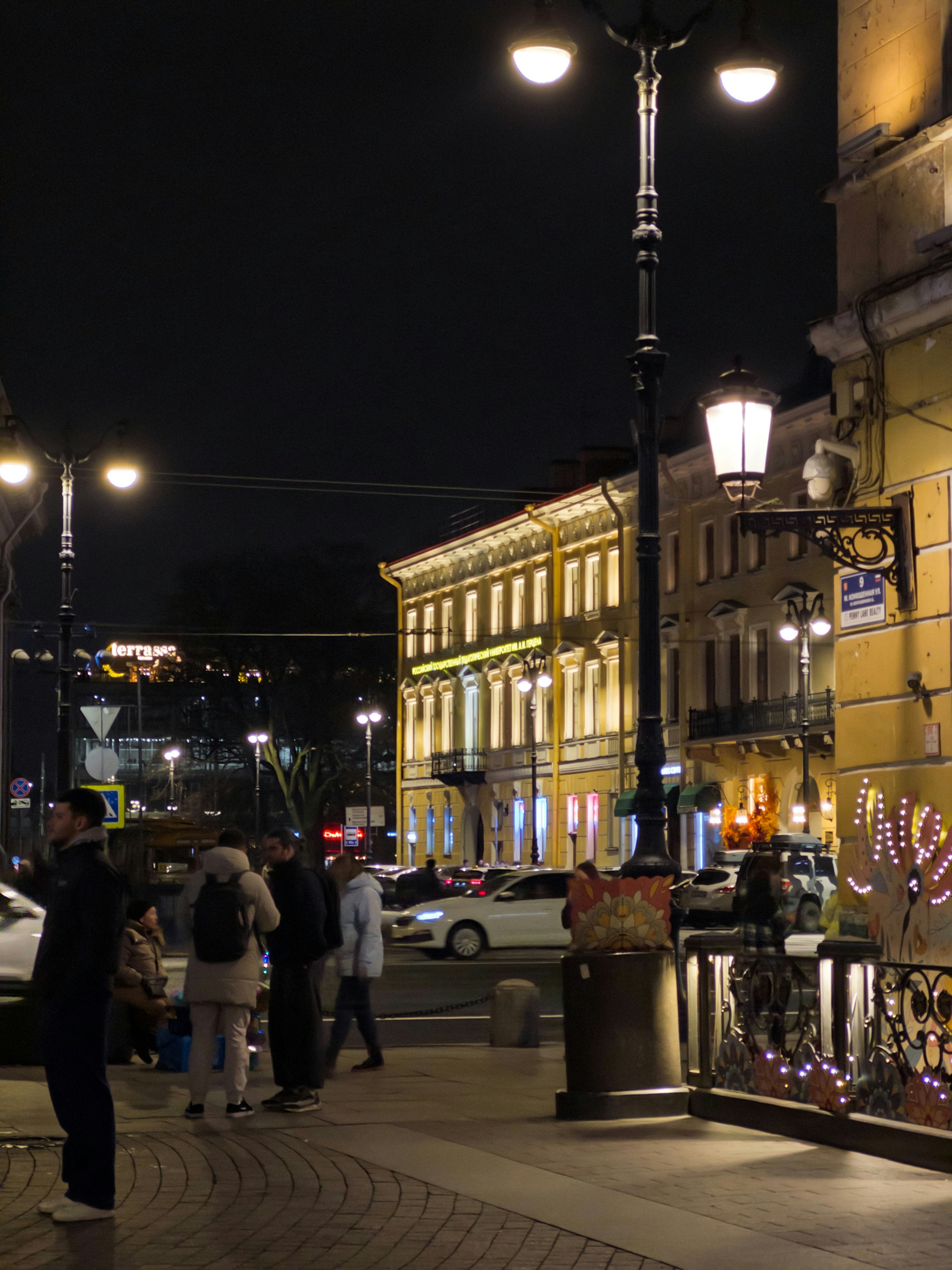 Menschen, die nachts auf der Straße spazieren gehen