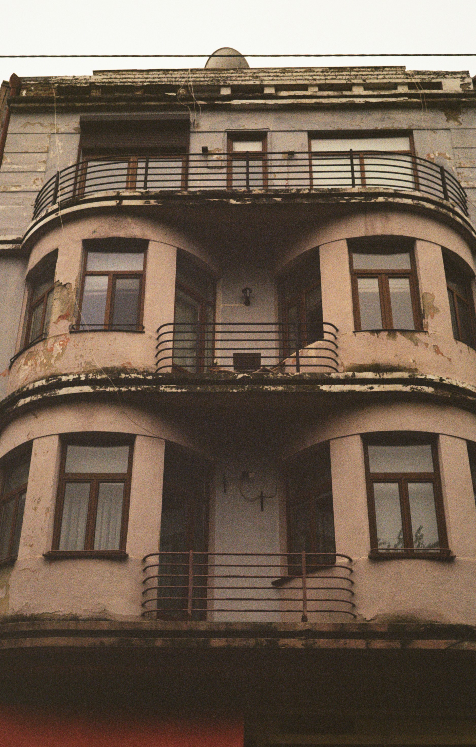 Ein altes Gebäude mit geschwungenen Balkonen und Fenstern