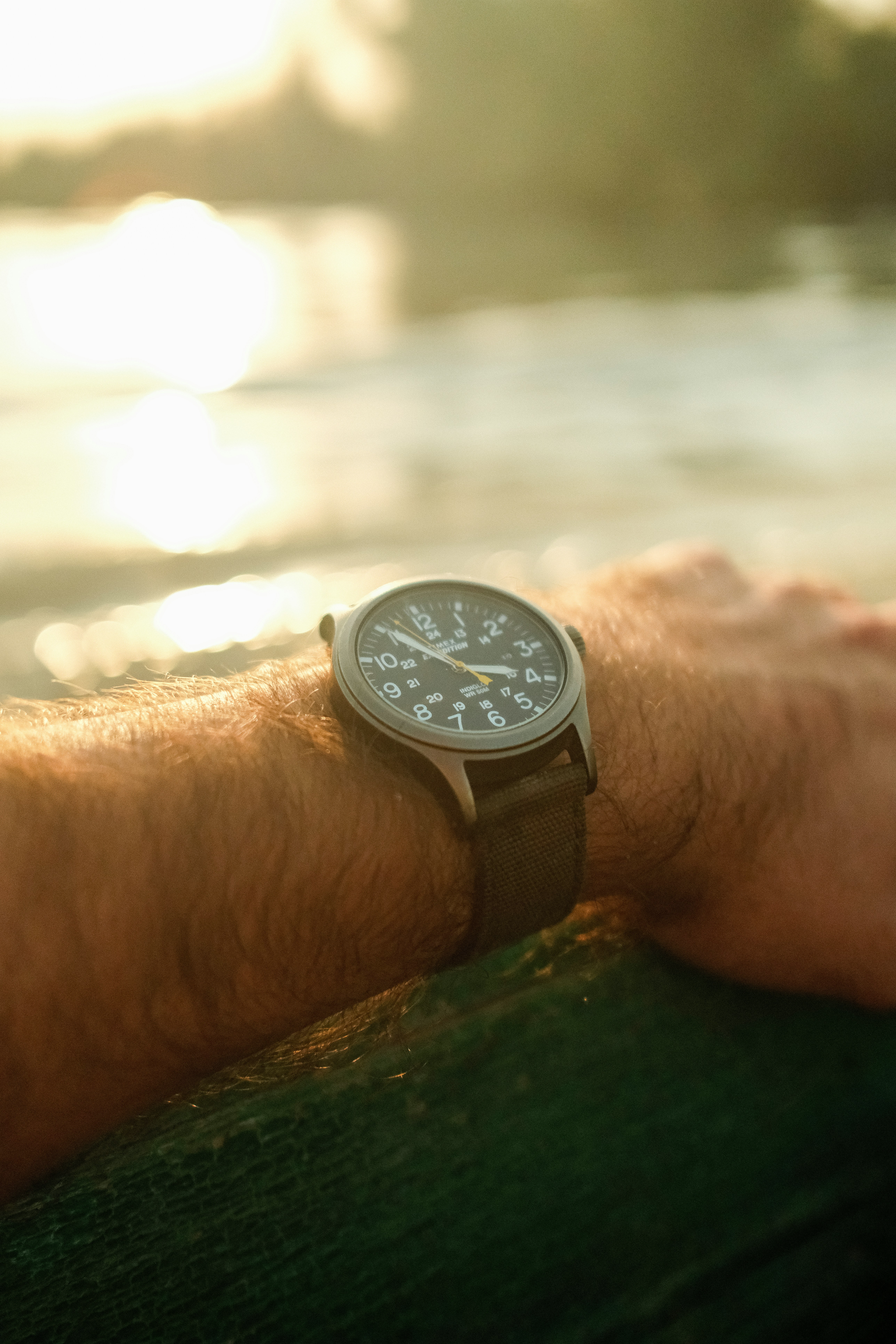 Close-up do pulso de um homem usando um relógio