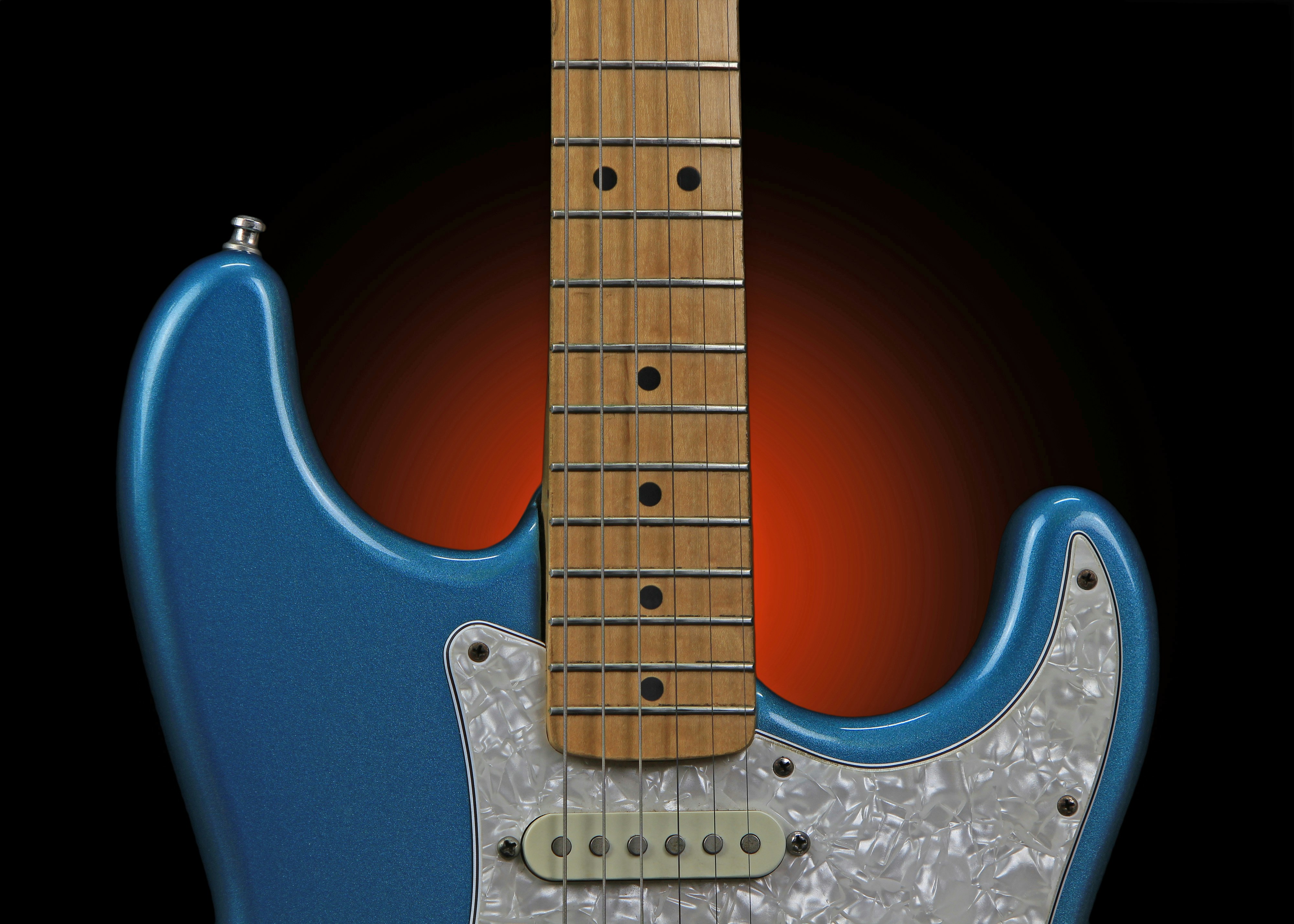 Nahaufnahme eines blauen E-Gitarrenhalses und -halses.