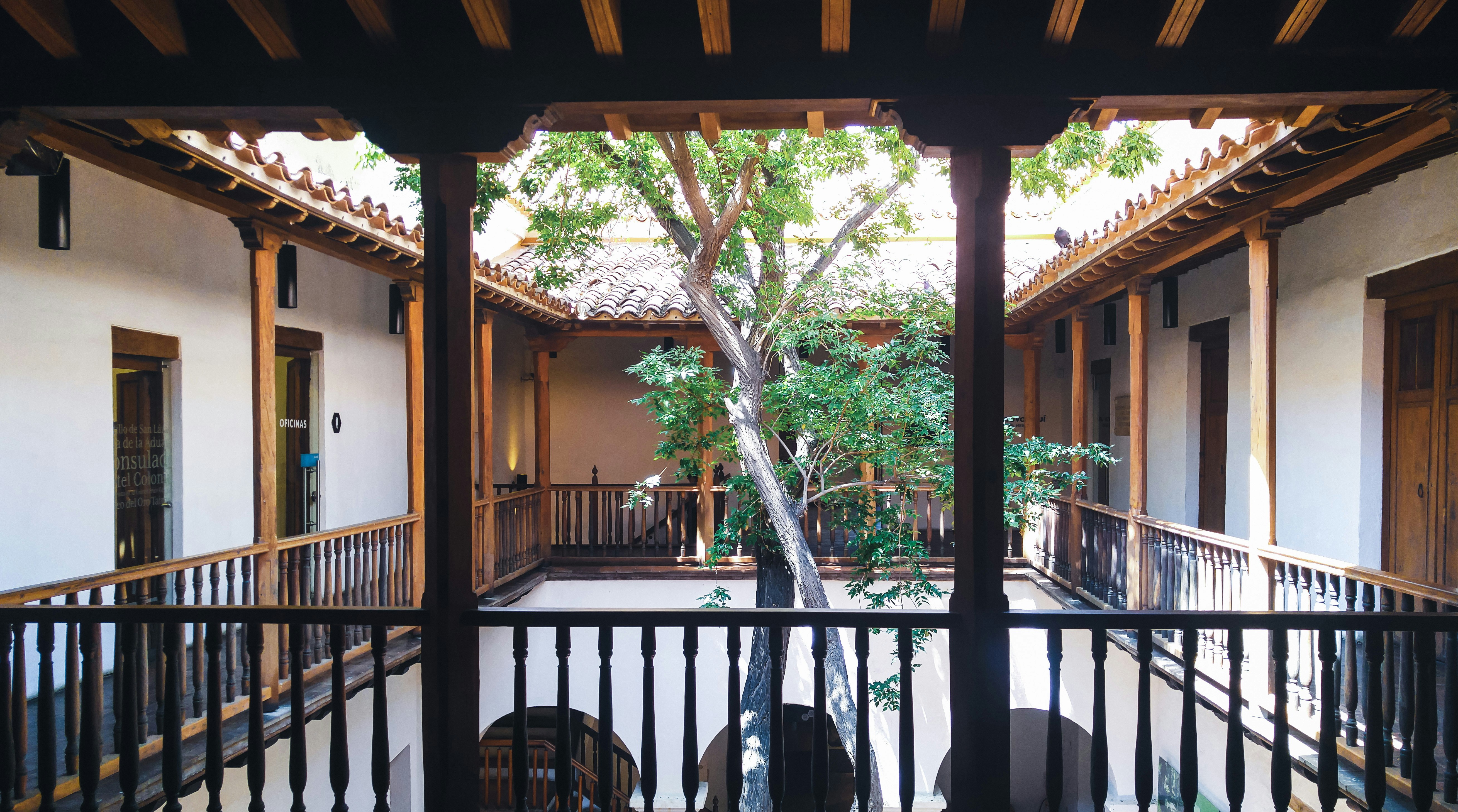 wooden beams interior house, ilustrasi artikel Mastering the Art: A Deep Dive into Vintage Craftsman Style 8