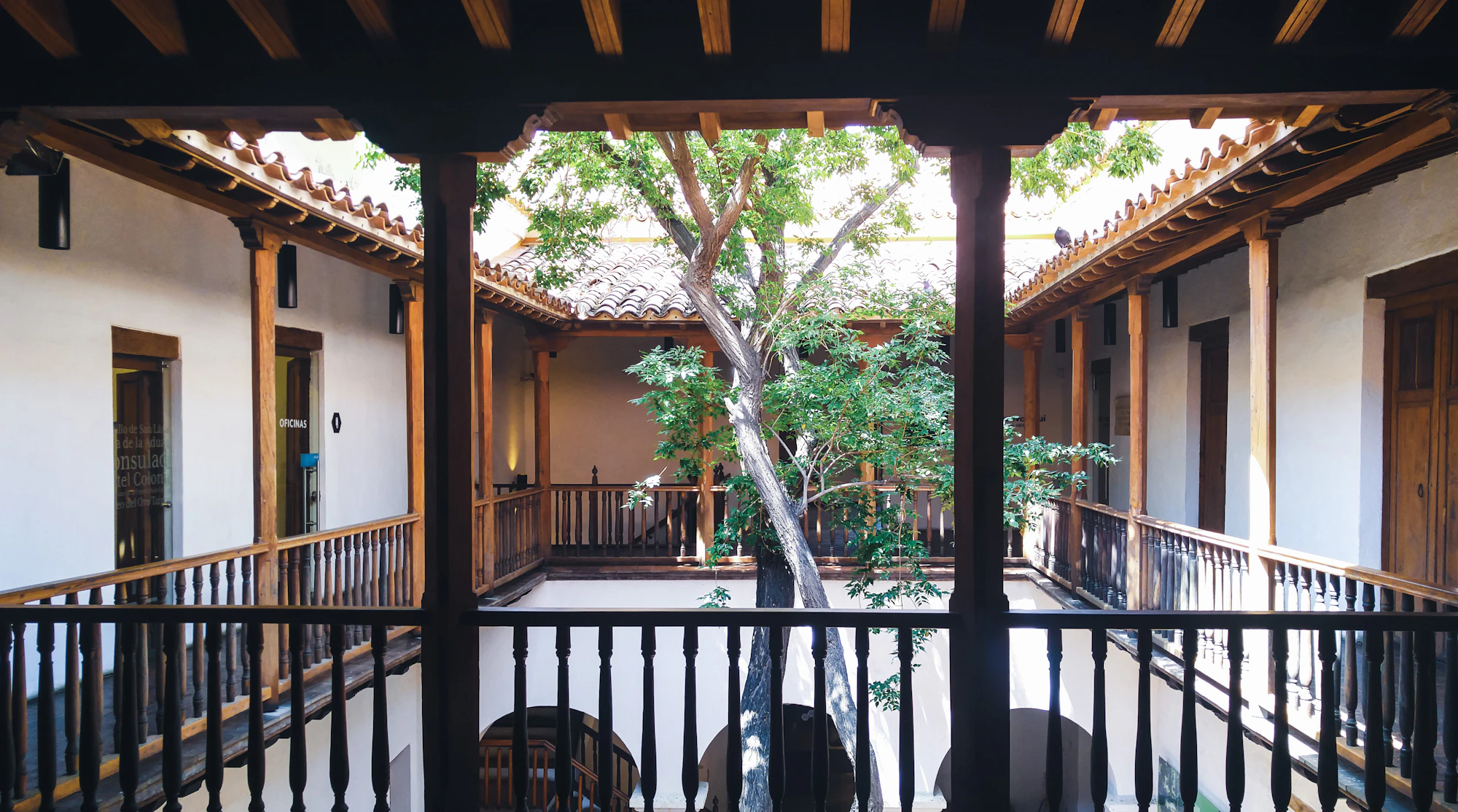 Patio con balcón de madera