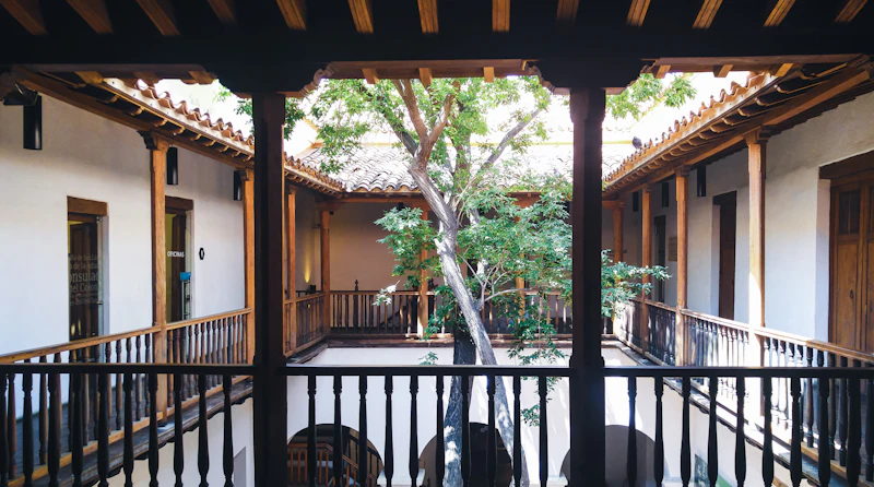 Patio con balcón de madera