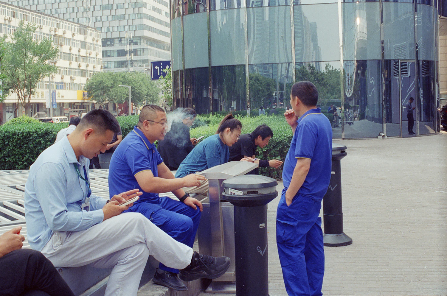 Menschen verbringen gemeinsam eine Arbeitspause im Freien