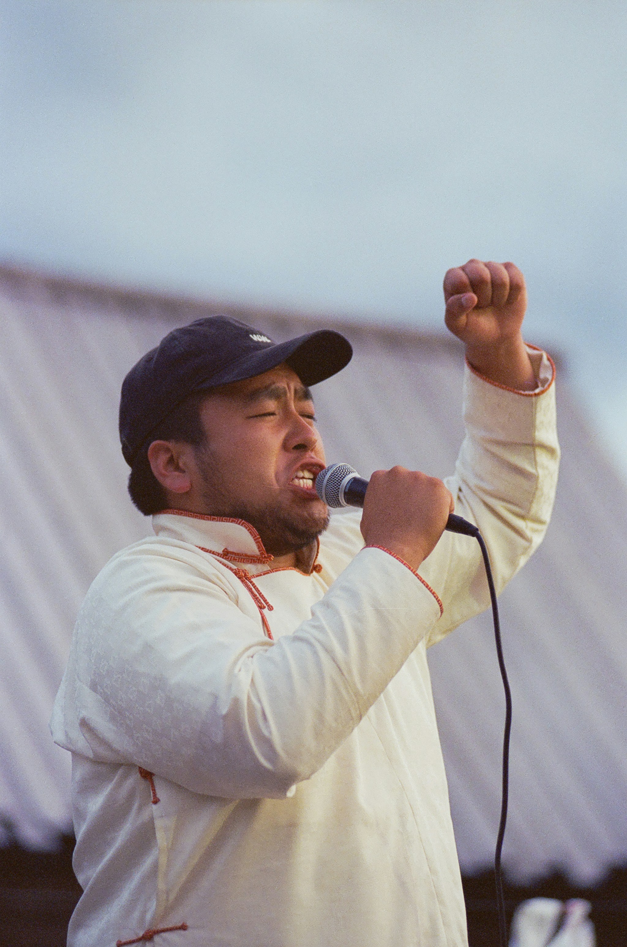 Un homme en tenue traditionnelle chante dans le micro