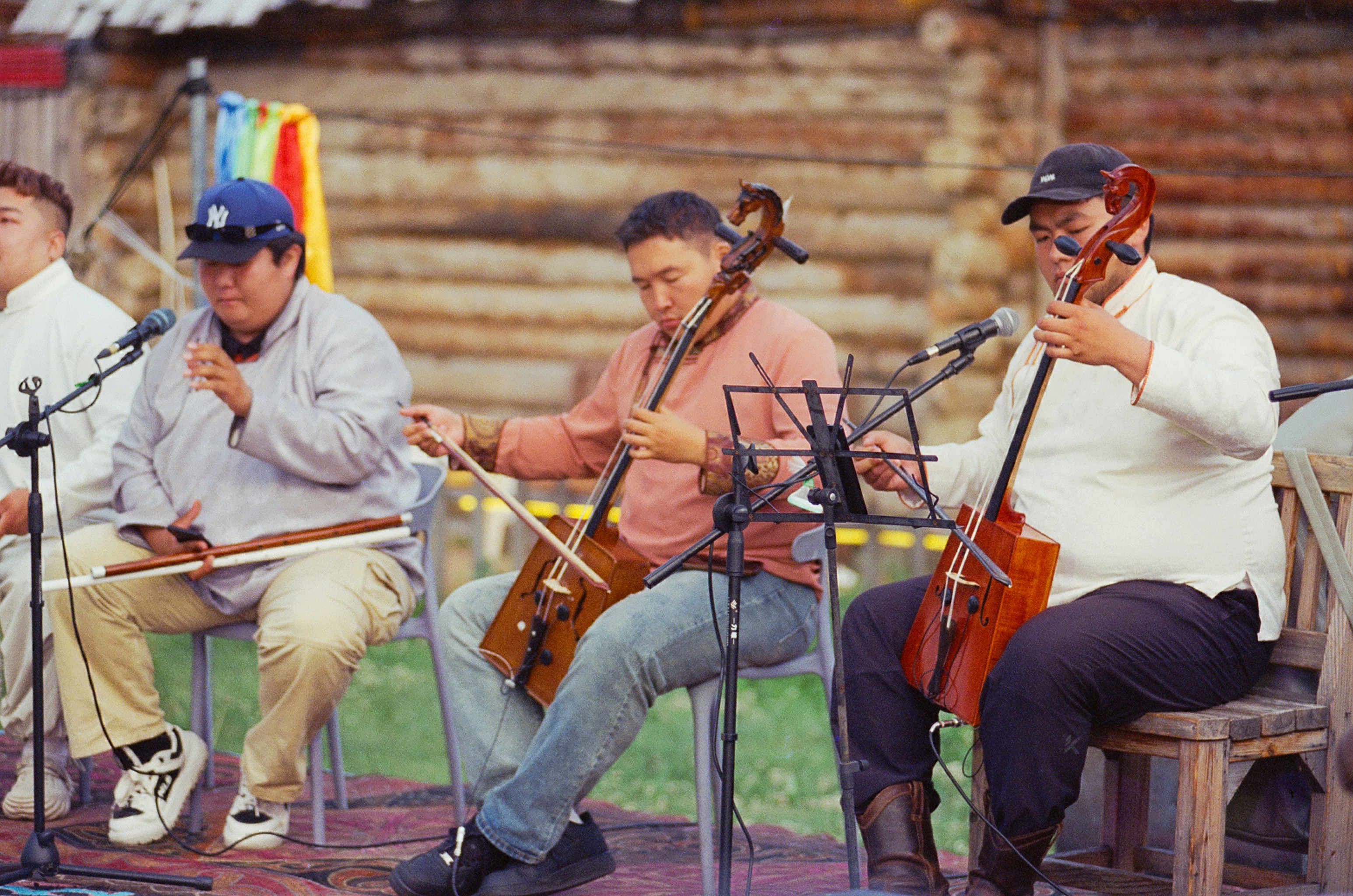 Des musiciens jouant d’instruments traditionnels en plein air