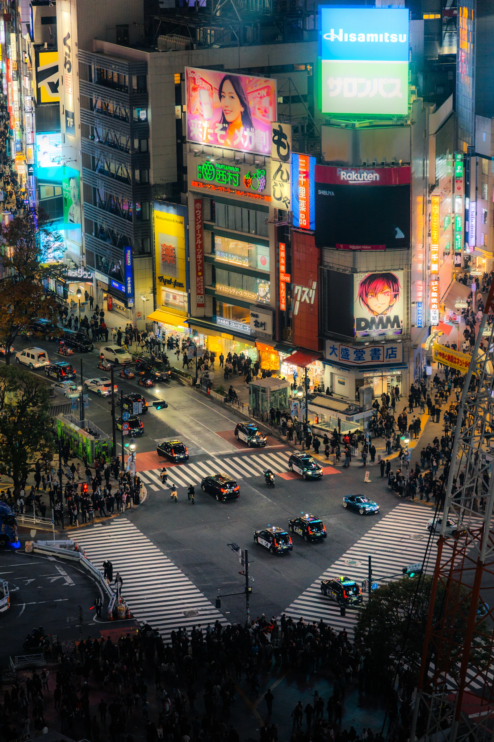 Shibuya Crossing After Dark in Tokyo – city experience