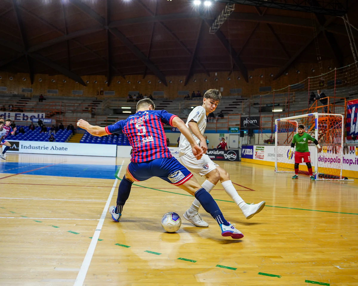 Match de futsal sur parquet avec appuis rapides