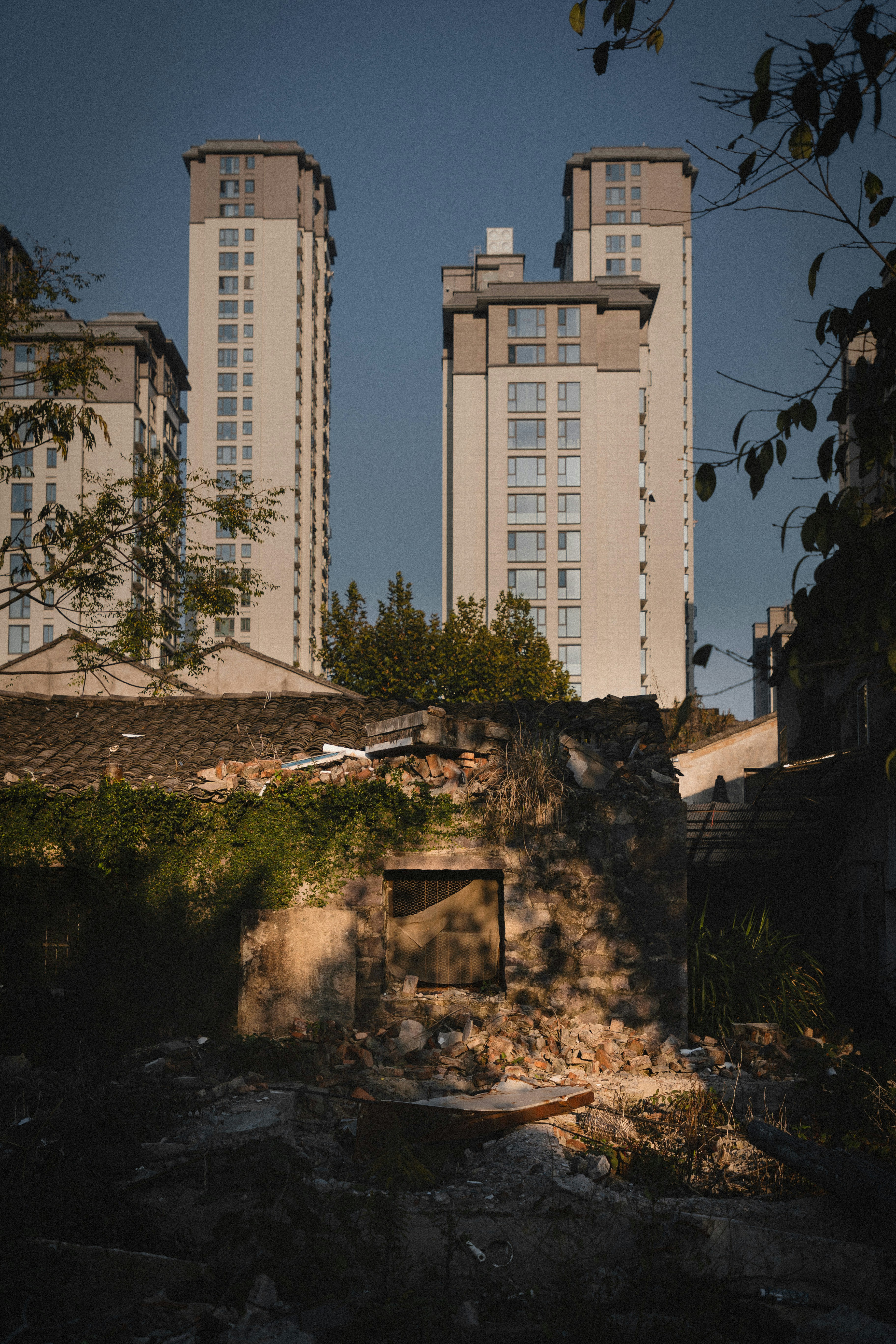 Edifícios modernos atrás de ruínas antigas ruínas em construção