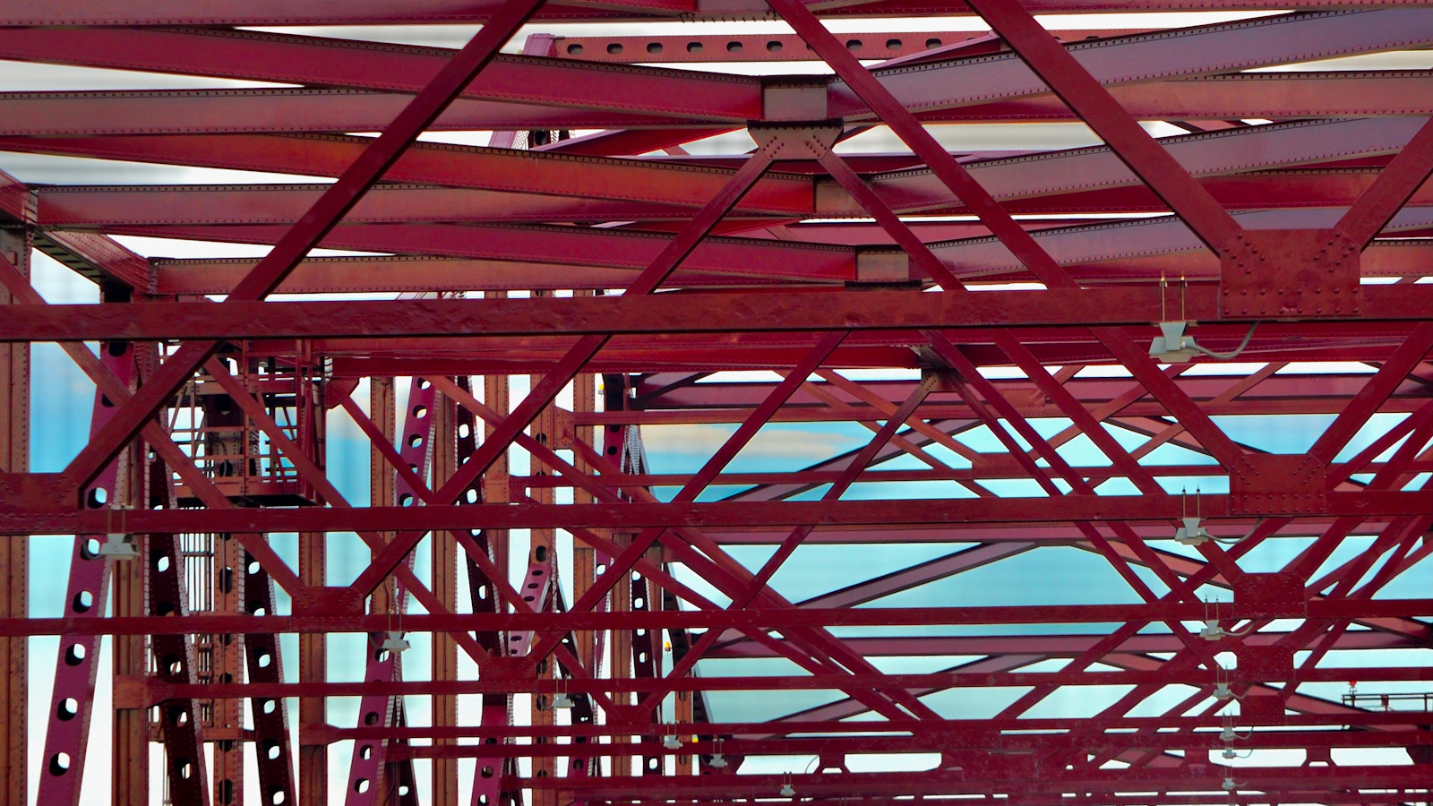 Structure métallique rouge contre ciel bleu