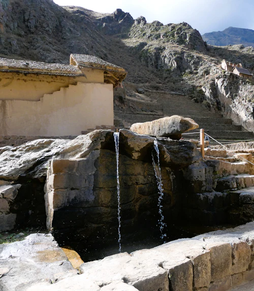 Fontaine d'eau potable en montagne — NaturiaGo