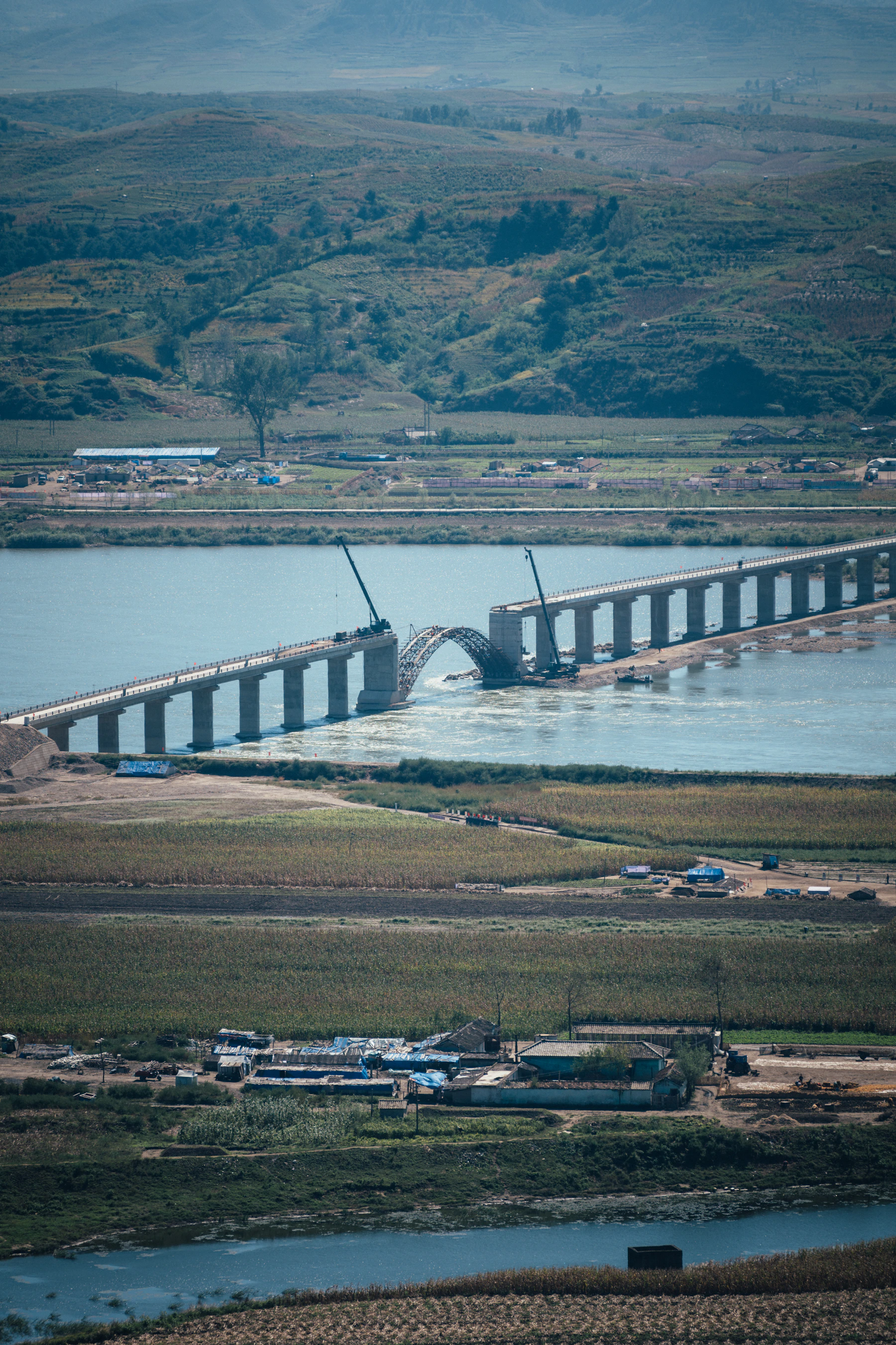 Grand pont en construction au-dessus d'un fleuve représentant le financement de projets d'infrastructure