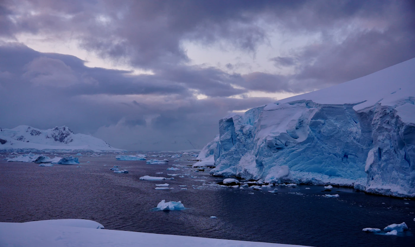 Ein Expeditionsschiff zwischen Eisbergen im arktischen Ozean