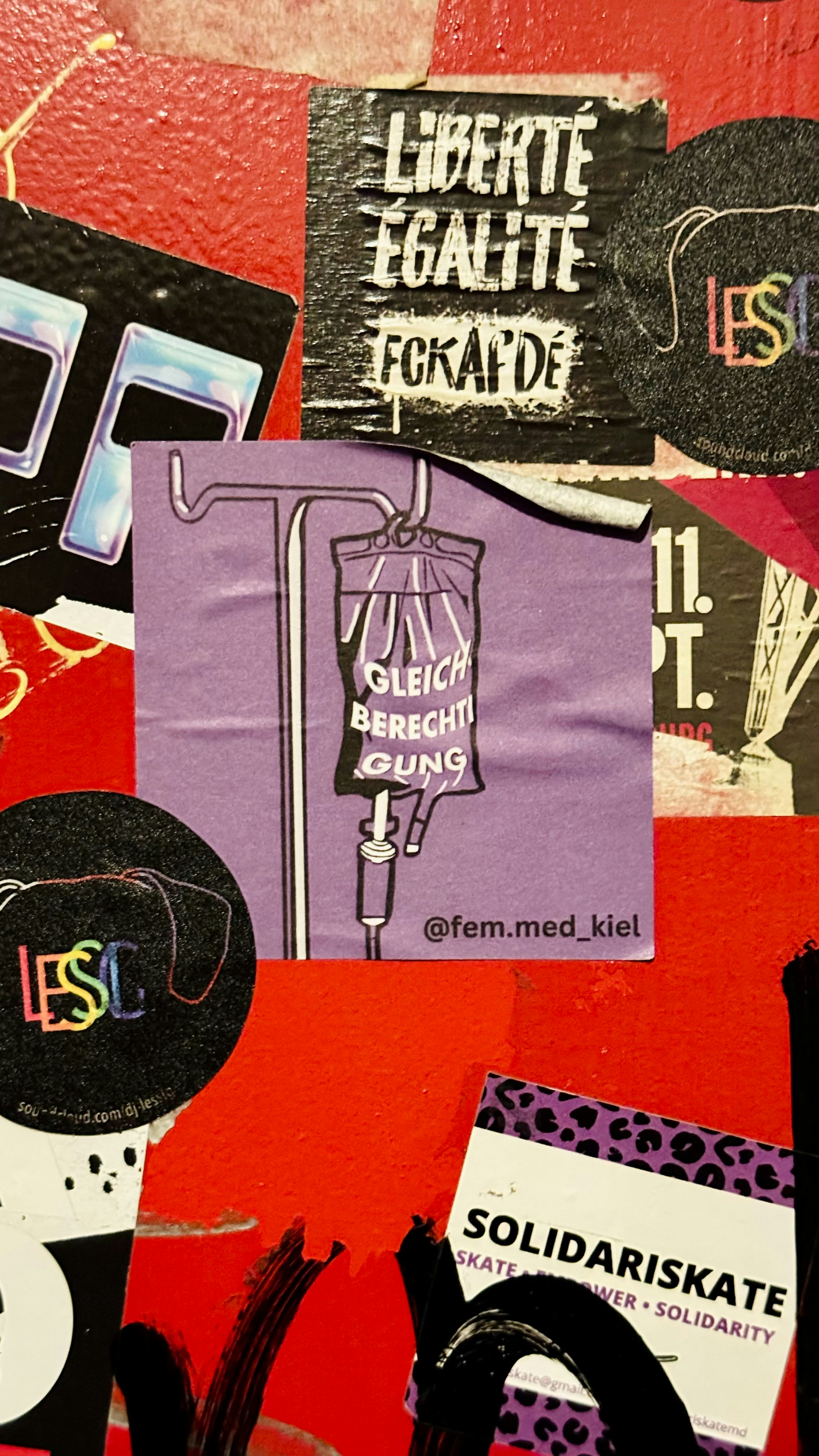 Kolase stiker termasuk tas tetes medis.