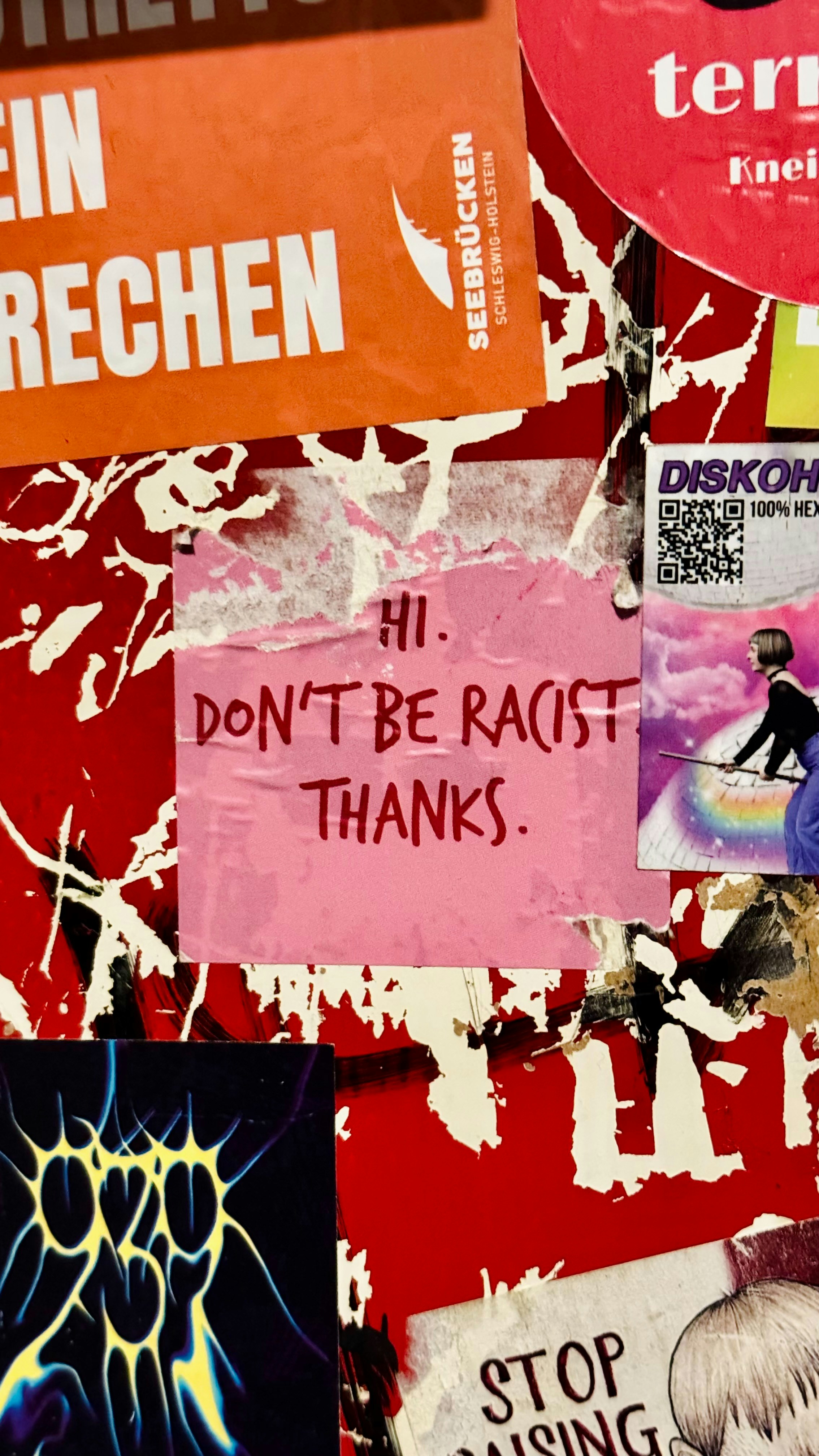 Pink note says "hi. don't be racist thanks."