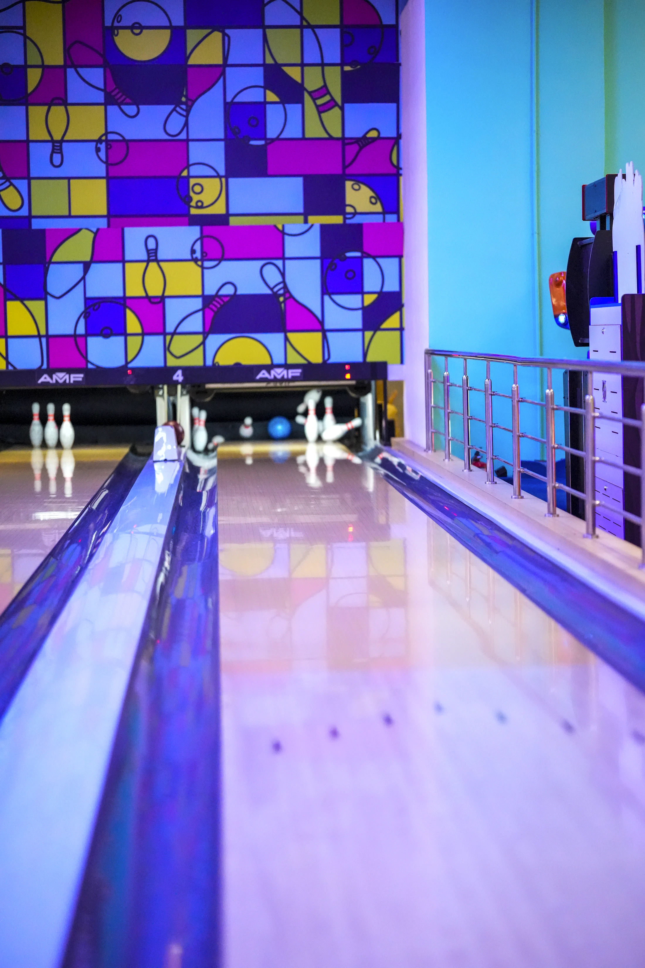 Pistes et boules de bowling prêtes pour une partie